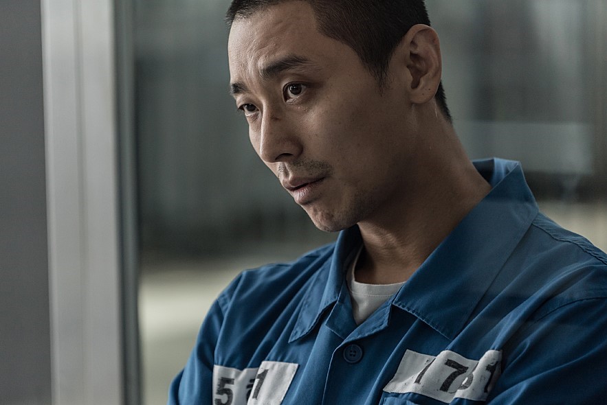 朱智勛在《七罪追緝令》扮冷酷殺人魔，主動向導演提議理平頭演出。（車庫娛樂提供）