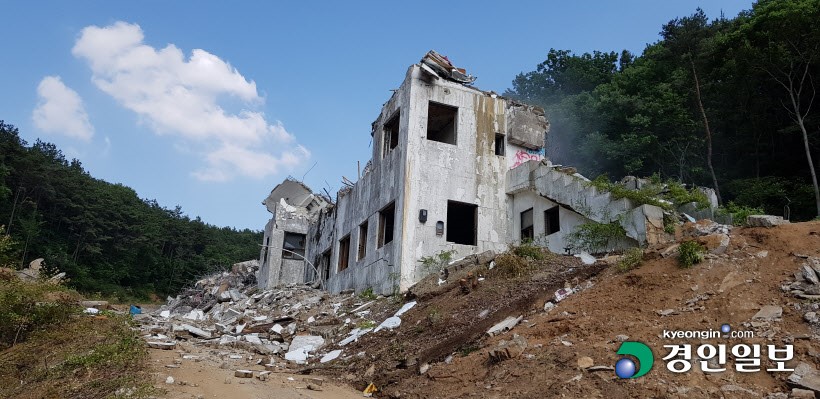 《鬼病院：靈異直播》以昆池岩精神病院為故事背景，電影上映2個月後昆池岩精神病院便遭到拆除。（翻攝自京仁日報）