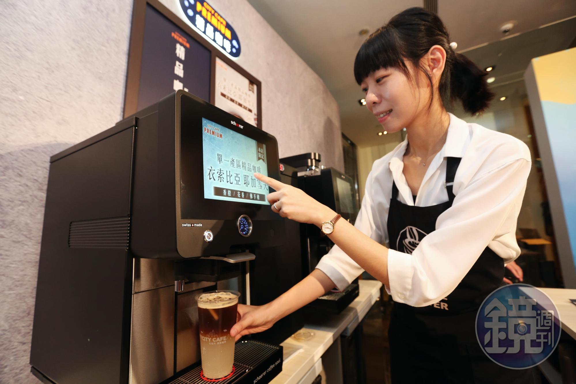 斥資近12億元導入4,200台全新設備，讓冰咖啡清涼感升級，還能做出微米級綿密奶泡。