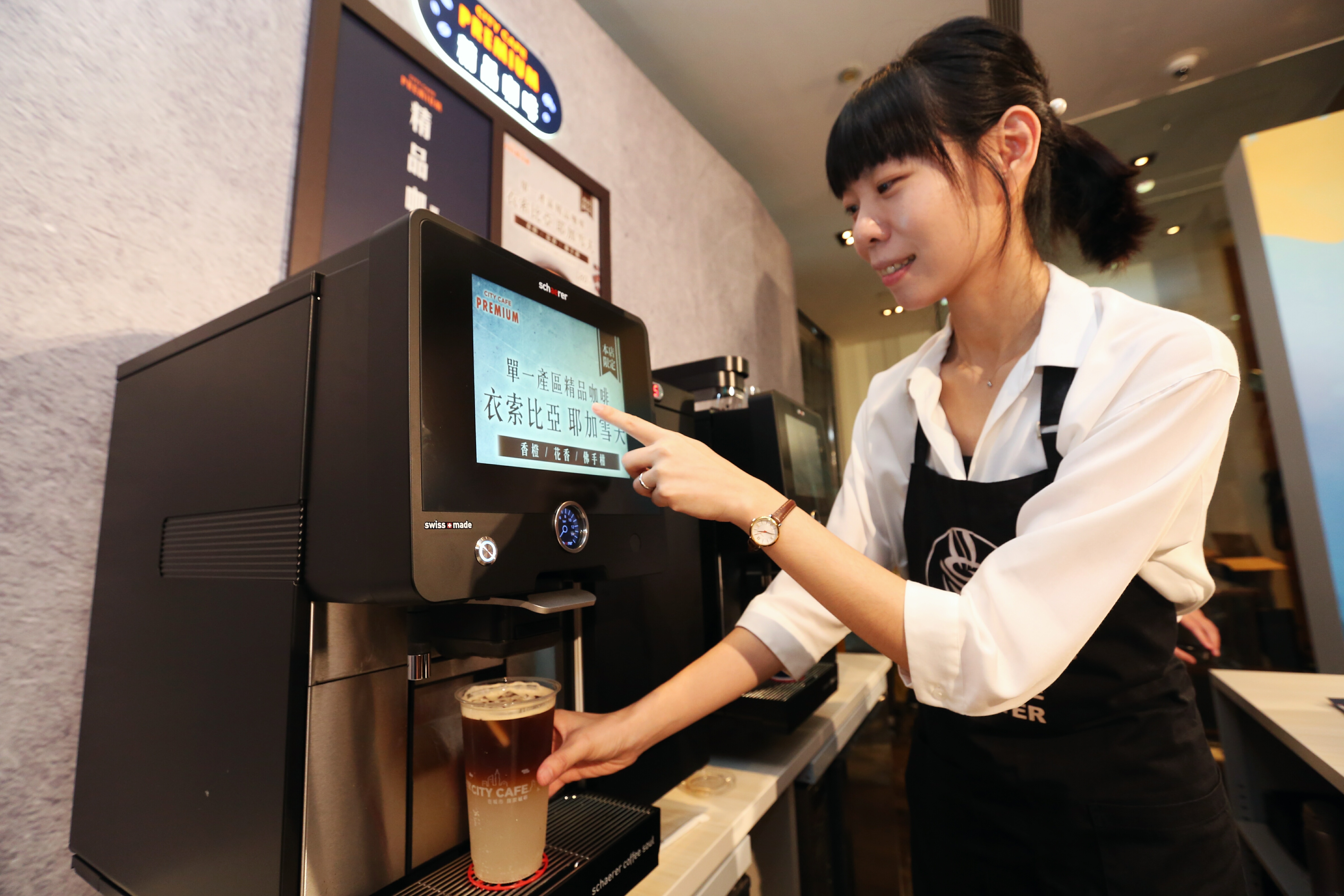 斥資近12億元導入4,200台全新設備，讓冰咖啡清涼感升級，還能做出微米級綿密奶泡。