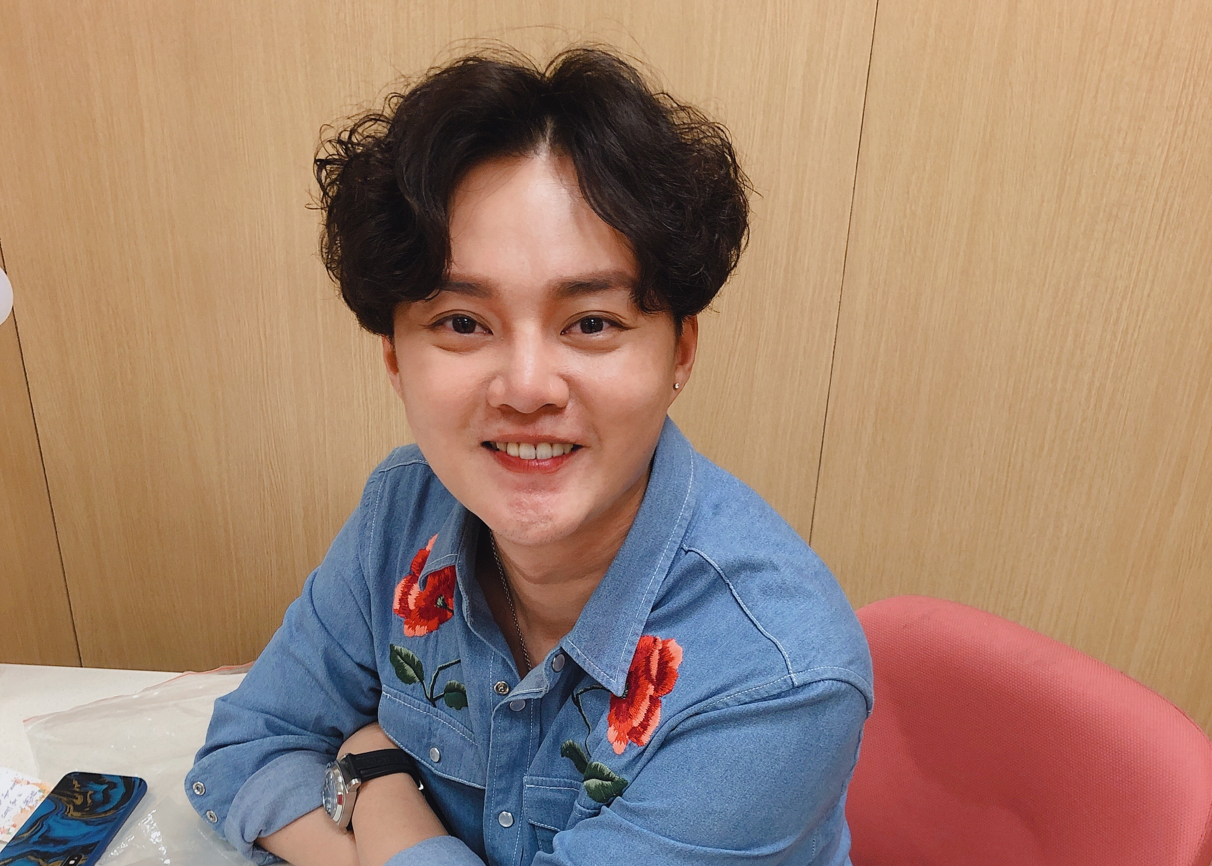 許富凱燙髮換新髮型，本來想學孔劉，沒想到變成卡通人物「水鳥太太」。（民視提供）