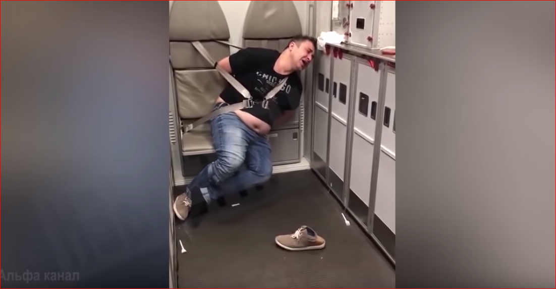 俄國麻醉醫師酒醉鬧事，遭同機乘客五花大綁（截圖自Pravda Report）
