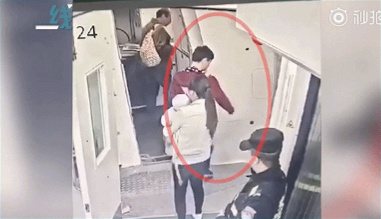 中國旅客在空橋上對飛機引擎投擲硬幣。（截圖自秒拍）