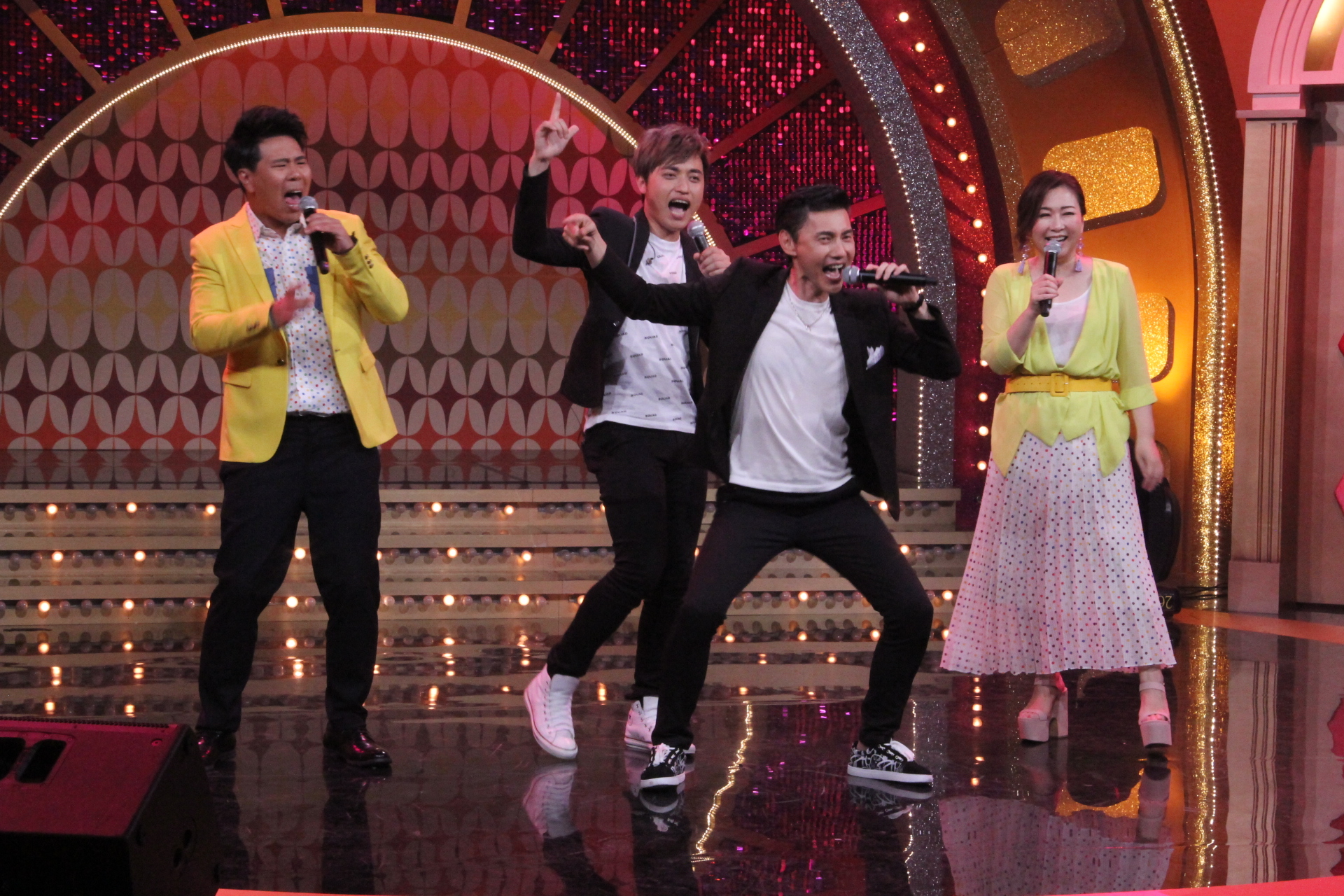 包偉銘與包庭政在《MUCH金點秀》載歌載舞，串燒唱跳《跑跑跑》、《LaLaLa》、《星期六》等經典歌曲。（年代提供）