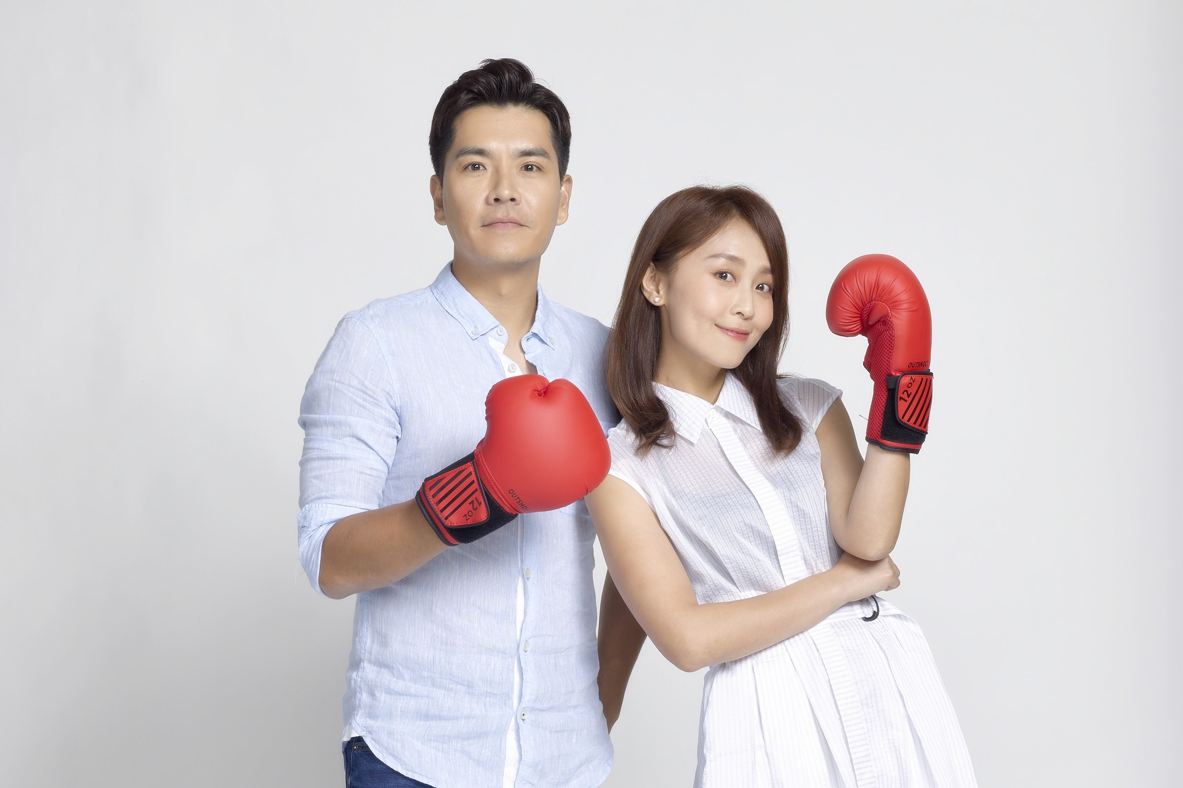 王傳一送上拳擊手套，要師妹亮麗出擊。（嚞娛樂提供）