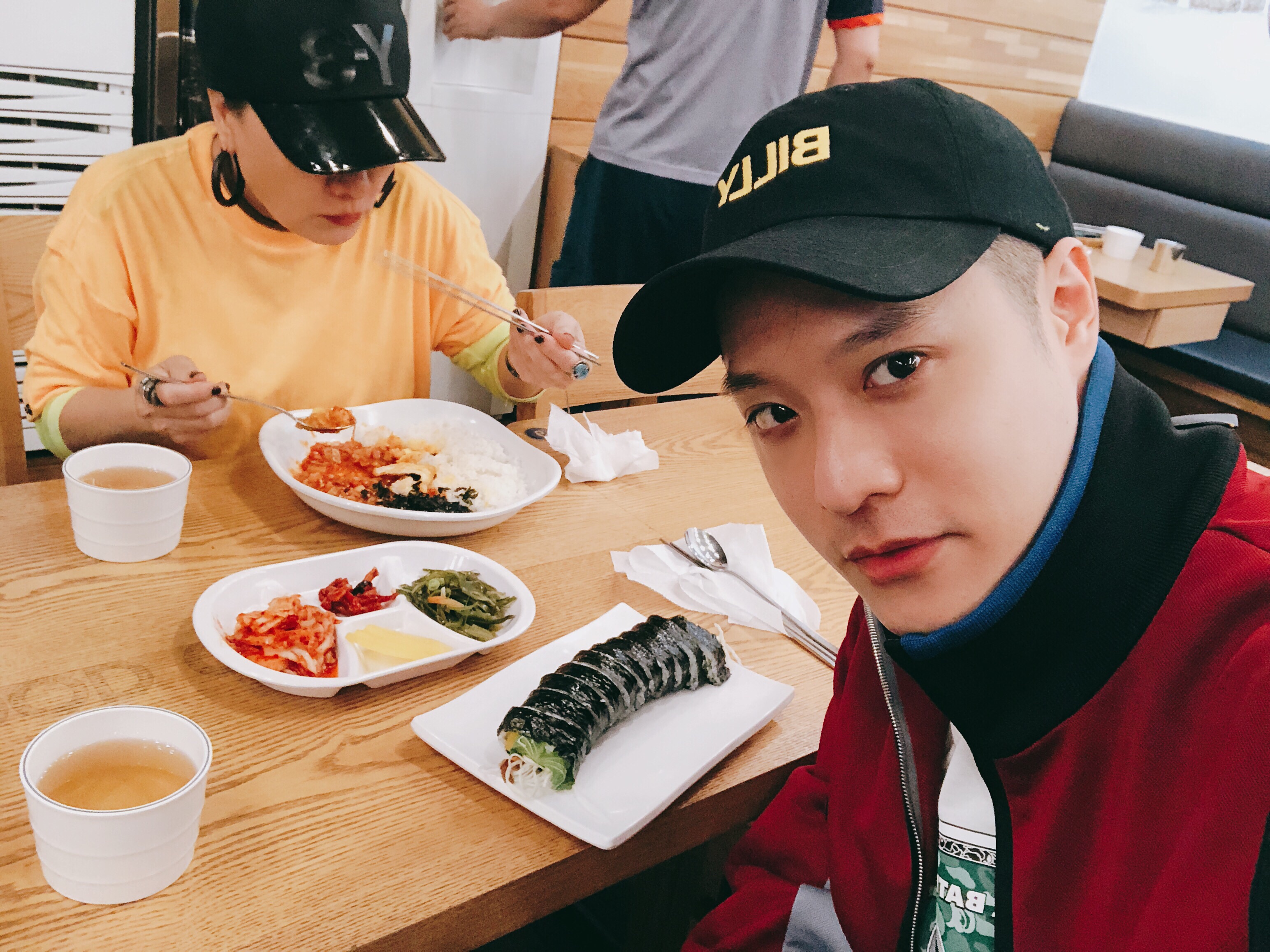 目前正在韓國工作的周湯豪，趁空檔發聲明稿，左為母親比莉。（翻攝自周湯豪IG）