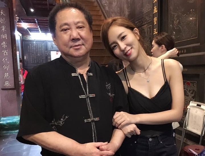 周曉涵在2014的公視《湊陣》與馬如龍演父女，在拍哭戲時馬如龍握緊她的雙手，給她力量讓她一下子狂哭不已。（翻攝自周曉涵IG）