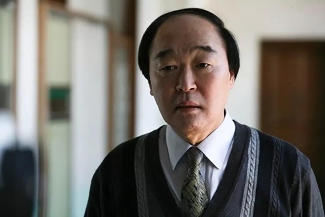 張光在《熔爐》一人分飾兩角，飾演性侵學生的校長及行政主任。（翻攝自Naver）