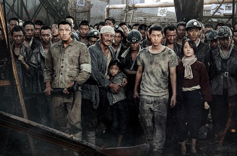 《軍艦島》集結蘇志燮、黃晸玟、宋仲基等黃金卡司，但前年在韓上映票房不如外界預期。（車庫娛樂提供）