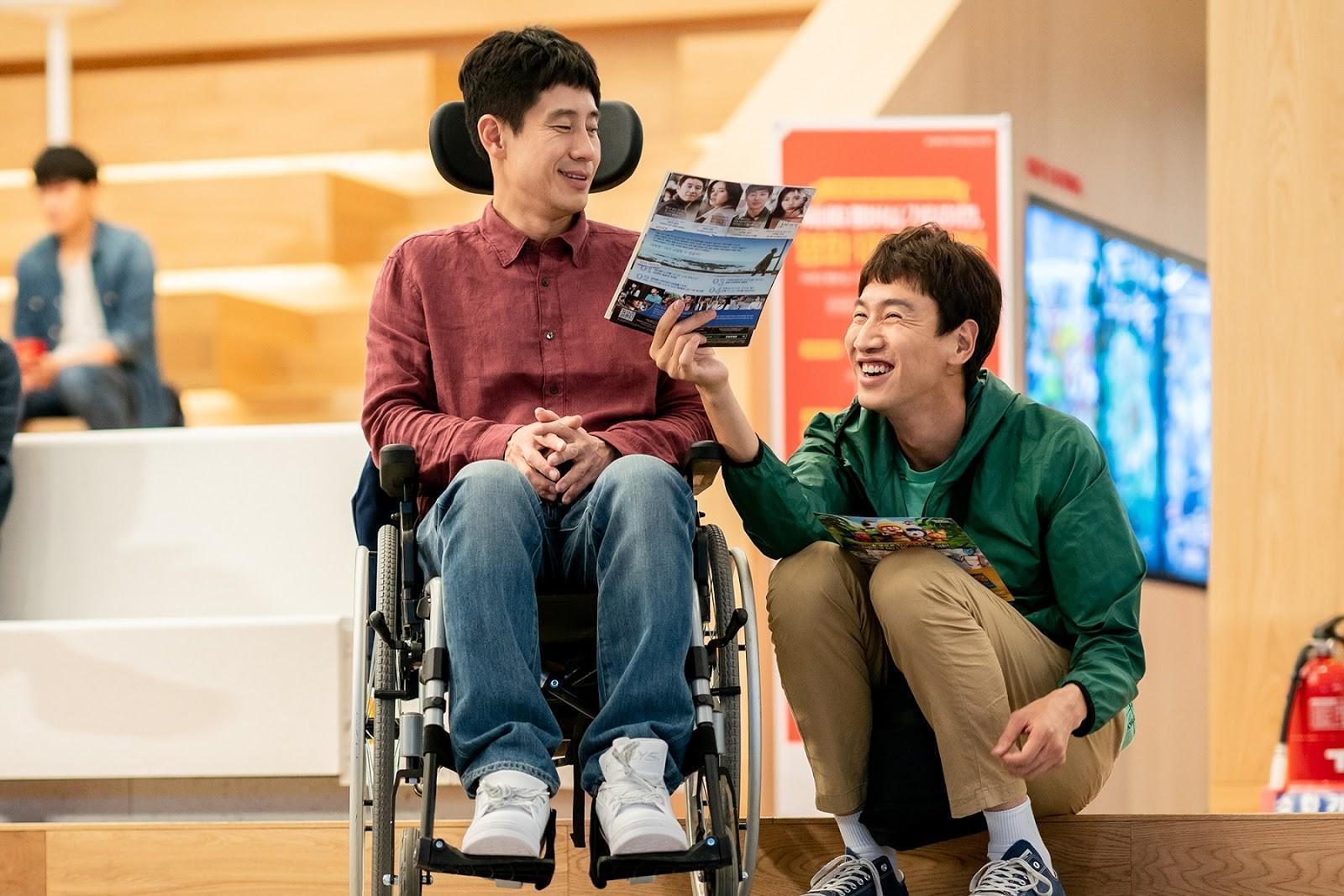 申河均(左)、李光洙在《完美搭檔》分別飾演肢體障礙者及智能障礙者。(采昌提供)