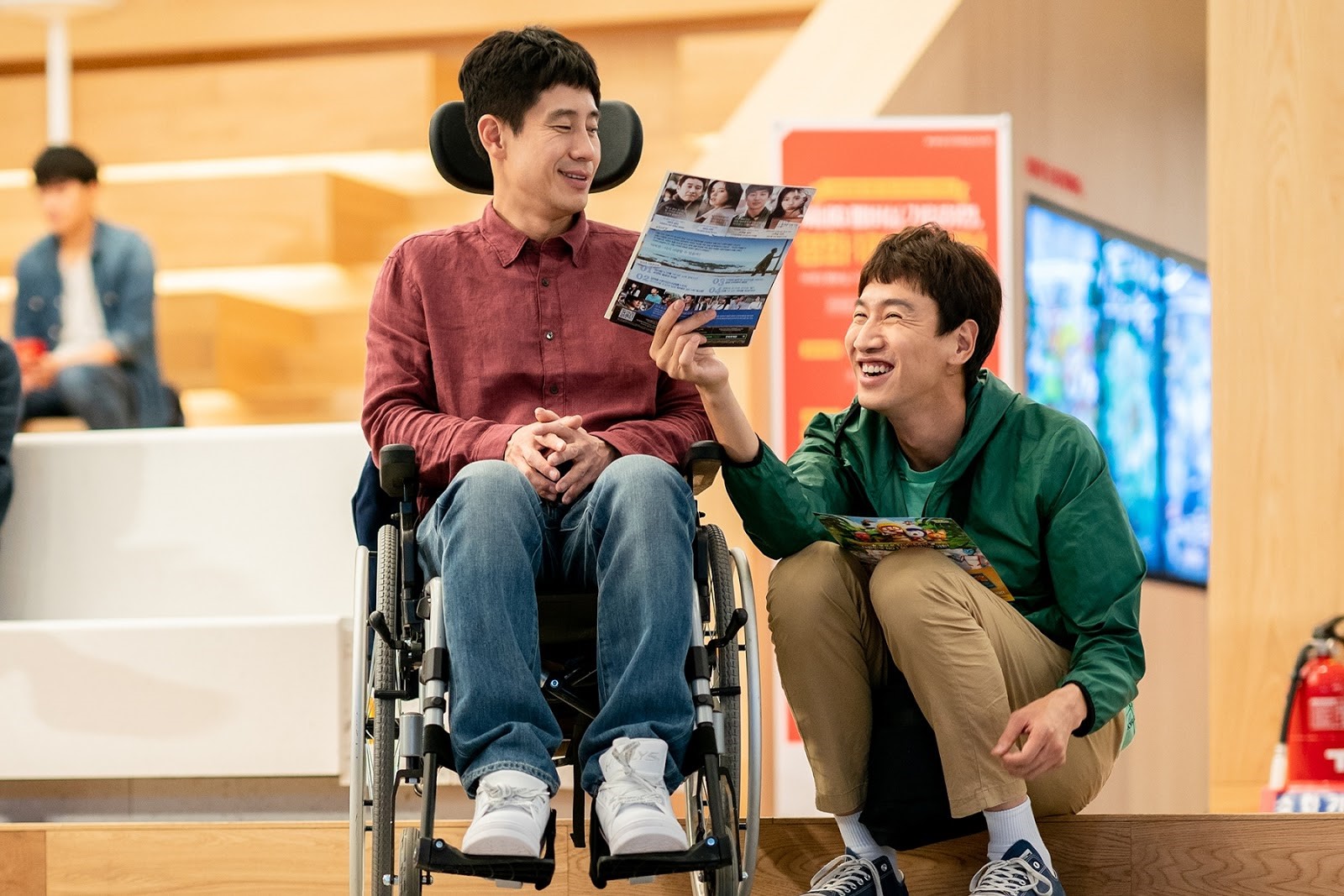 申河均（左）、李光洙在《完美搭檔》分別飾演肢體障礙者及智能障礙者。（采昌提供）