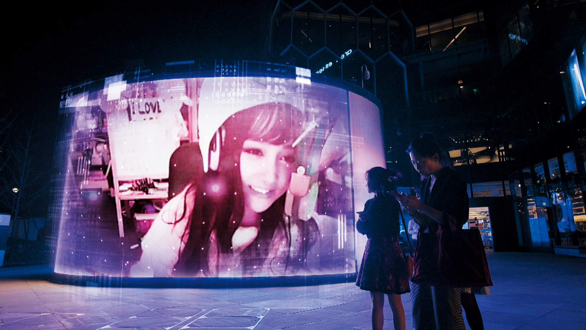 紀錄片《虛你人生》透過跟拍YY直播主、屌絲和土豪間的互動，解構直播生態，直播女神沈曼是主人翁之一。（城市遊牧影展提供）