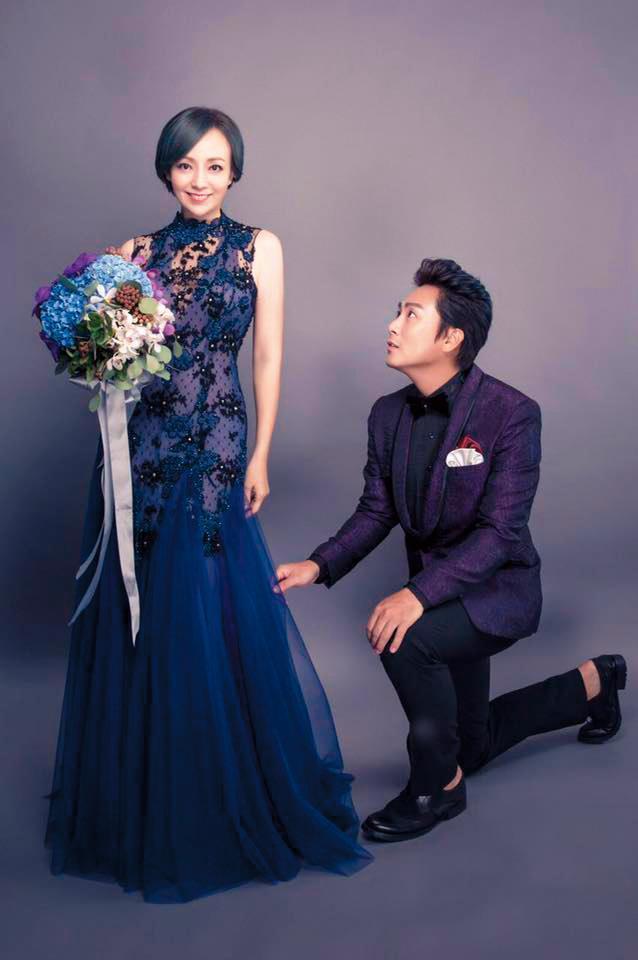 王仁甫和季芹結婚10週年時特別去拍攝紀念照，王仁甫當場又再浪漫求婚。（翻攝自王仁甫季芹臉書）