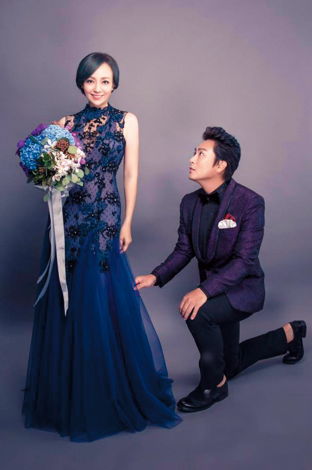王仁甫和季芹結婚10週年時特別去拍攝紀念照，王仁甫當場又再浪漫求婚。（翻攝自王仁甫季芹臉書）