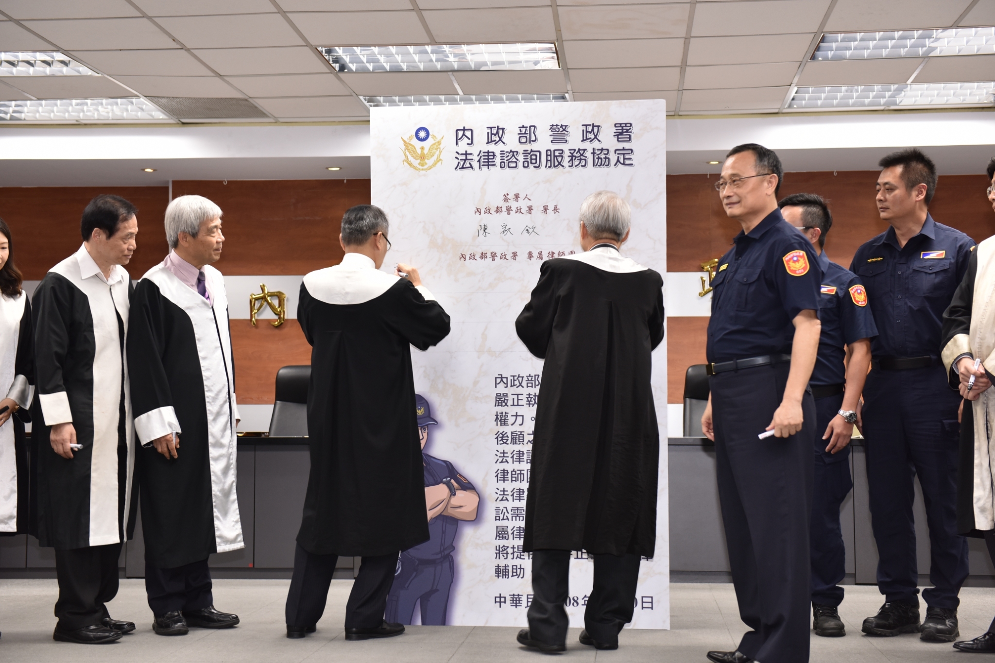 警政署特別與14名法律諮詢委員成立「專屬律師團」。（警政署提供）