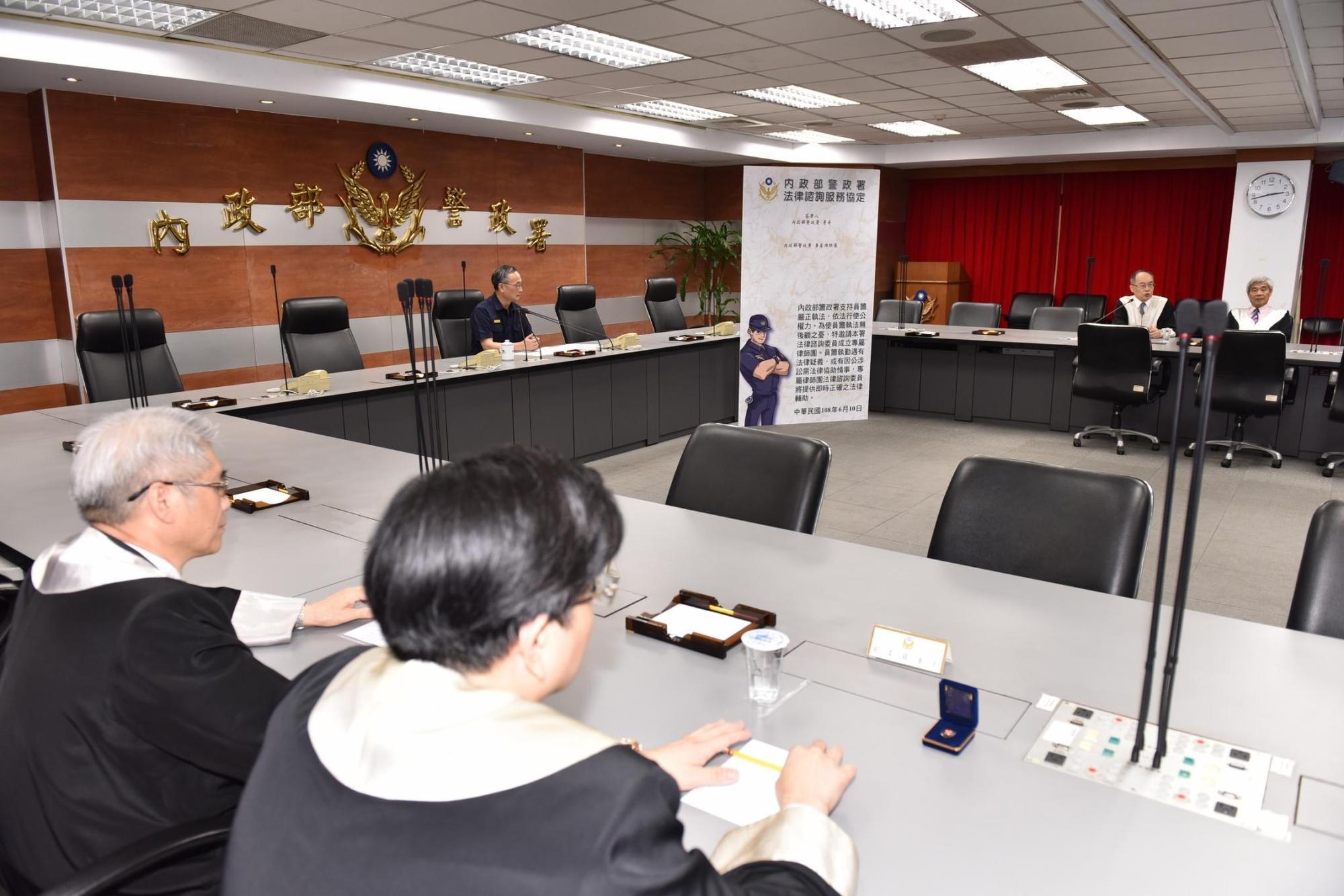 警政署特別與14名法律諮詢委員成立「專屬律師團」。（警政署提供）