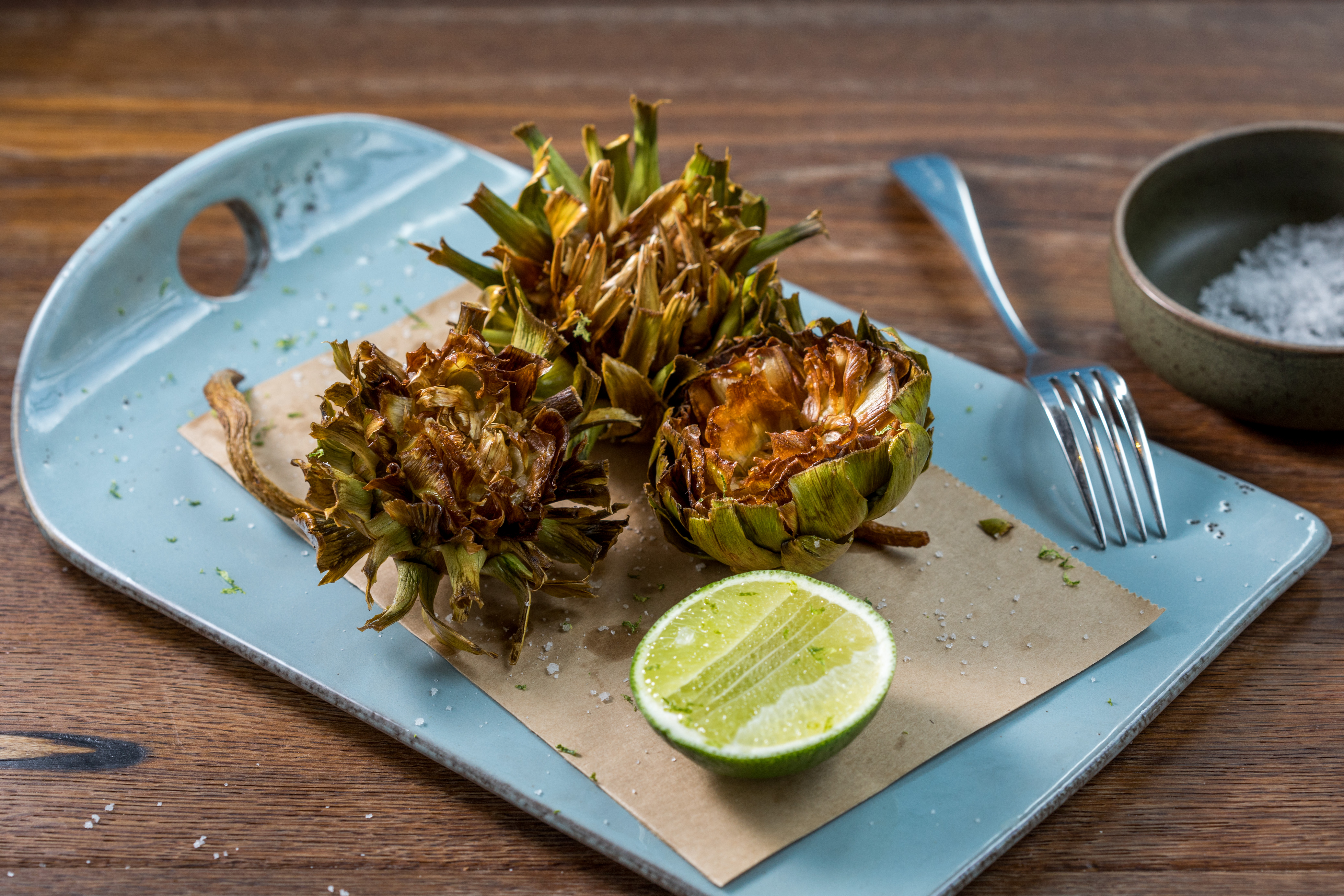 剝開「炸朝鮮薊」，趁熱品嘗花托肥美的嫩肉。（580元／份）