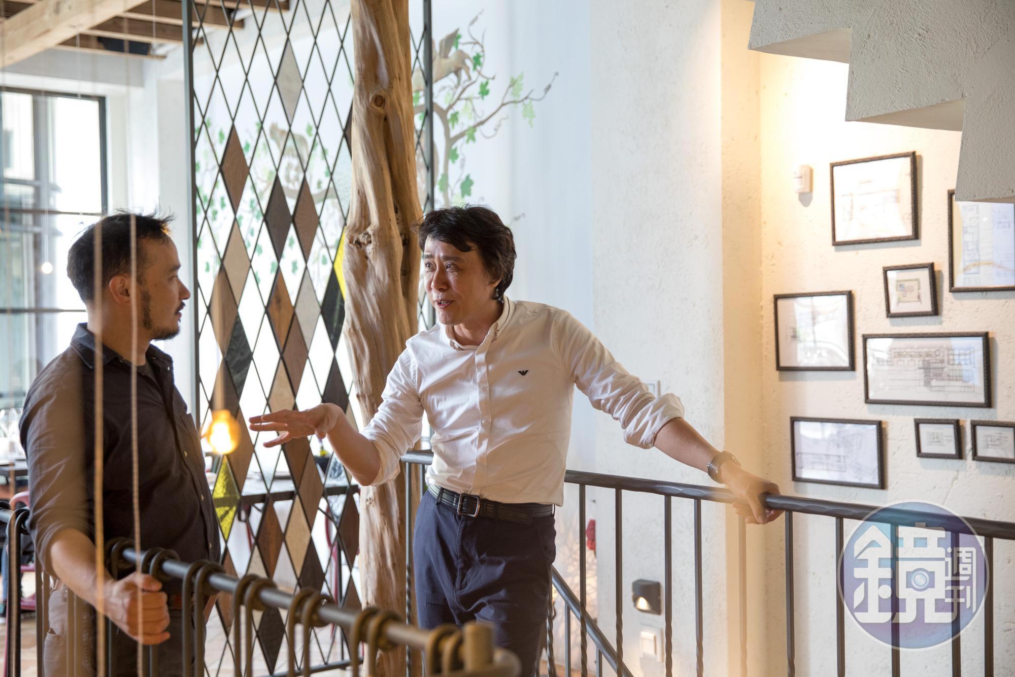空間設計師陸雲龍(右)為「Piccola Enoteca 彼刻義式餐酒館」打造開放式酒吧、洞穴酒窖、飲食圖書館和飲食實驗室等主題區,呈現主廚黃慶德(Boris)全方位料理觀。