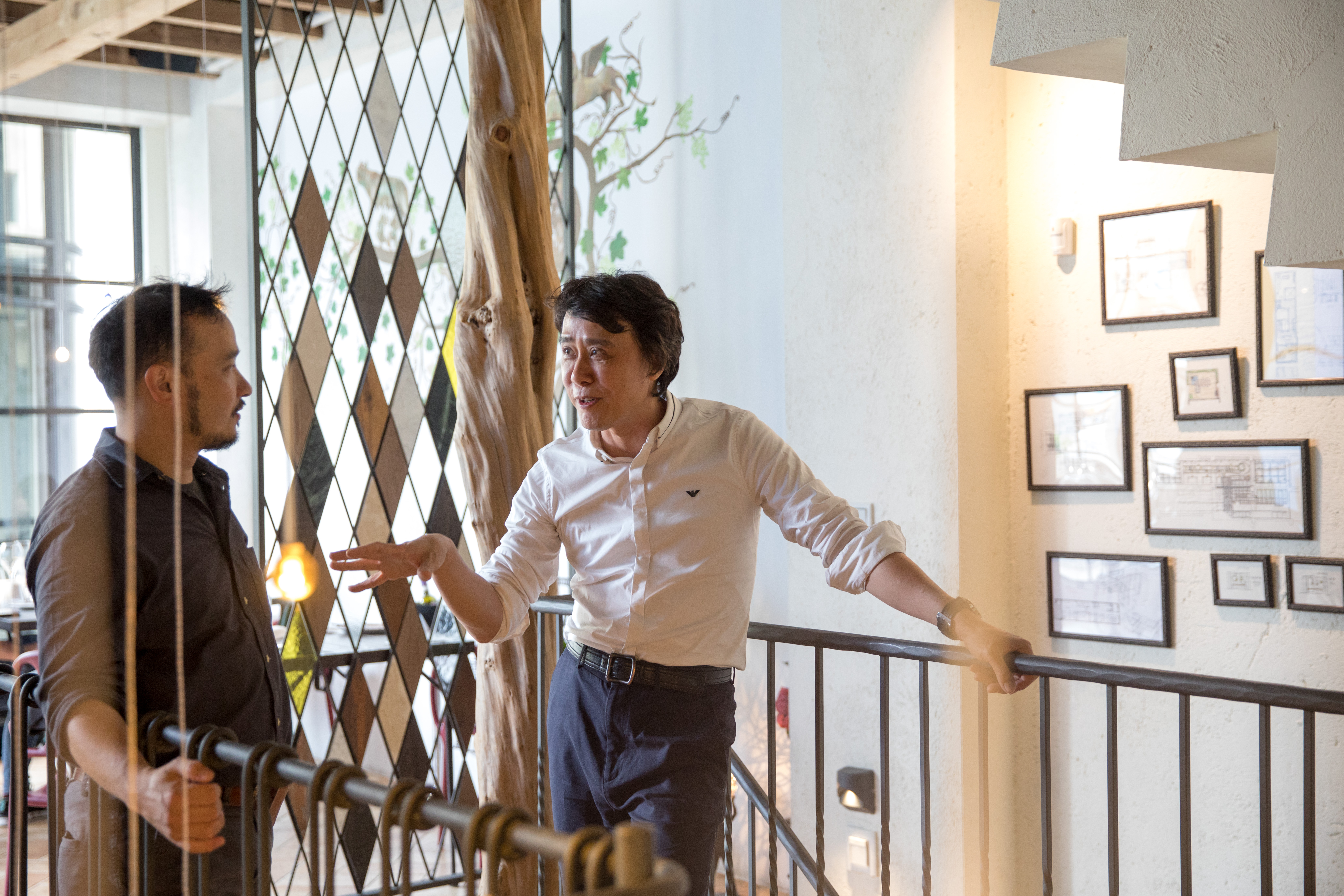 空間設計師陸雲龍（右）為「Piccola Enoteca 彼刻義式餐酒館」打造開放式酒吧、洞穴酒窖、飲食圖書館和飲食實驗室等主題區，呈現主廚黃慶德（Boris）全方位料理觀。