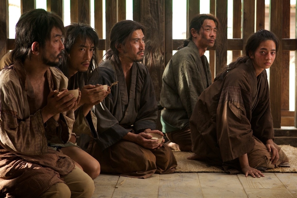 Akira（右二）在《沈默》中飾演被關起來的基督徒，一同被關的還有女星小松菜奈（右一）。（翻攝自imdb）