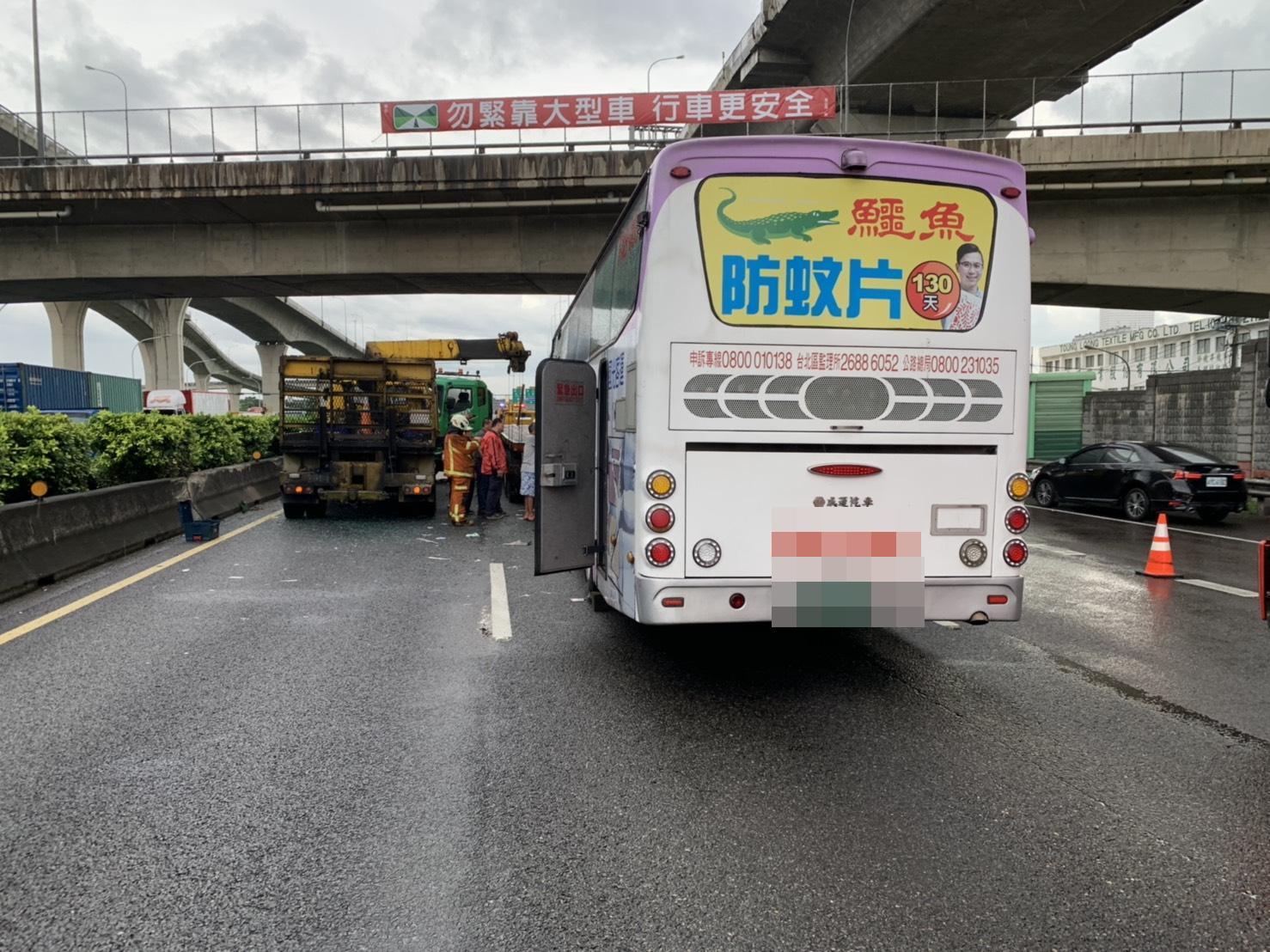 國道南下路段今天下午發生重大事故，造成1死8傷。（翻攝畫面）