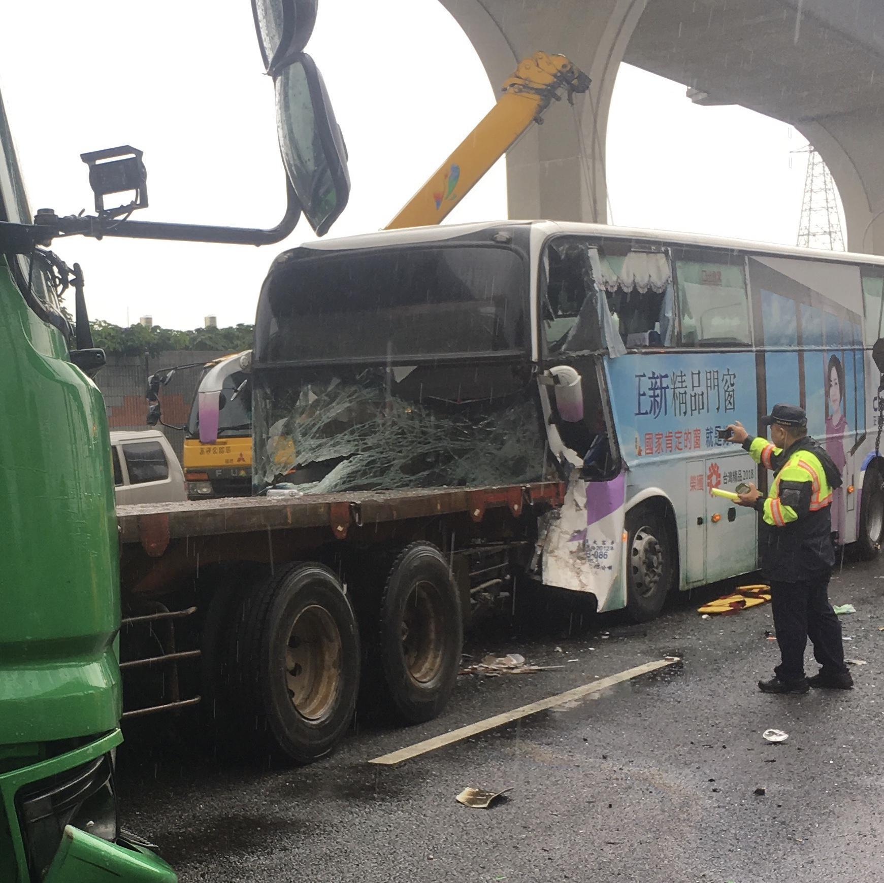 國道南下路段今天下午發生重大事故，造成1死8傷。（翻攝畫面）