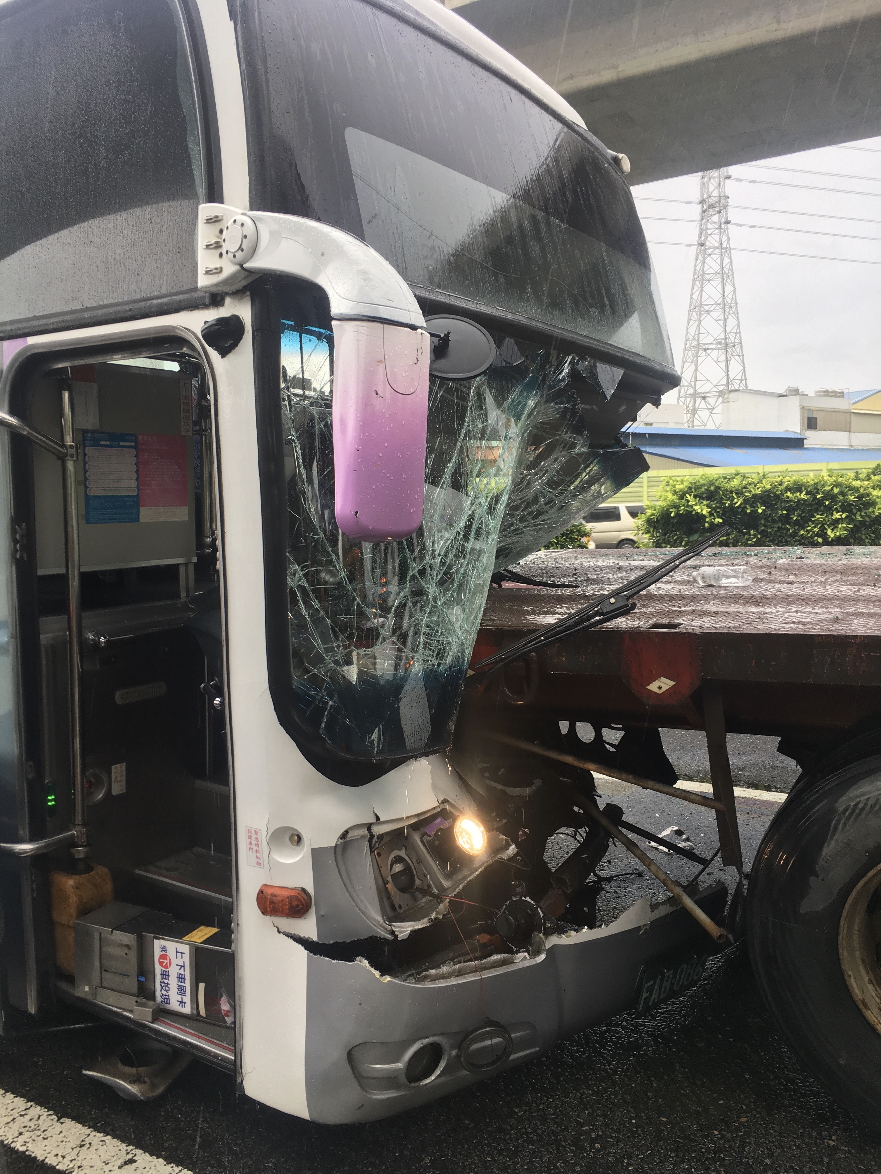 國道南下路段今天下午發生重大事故,造成1死8傷。(翻攝畫面)