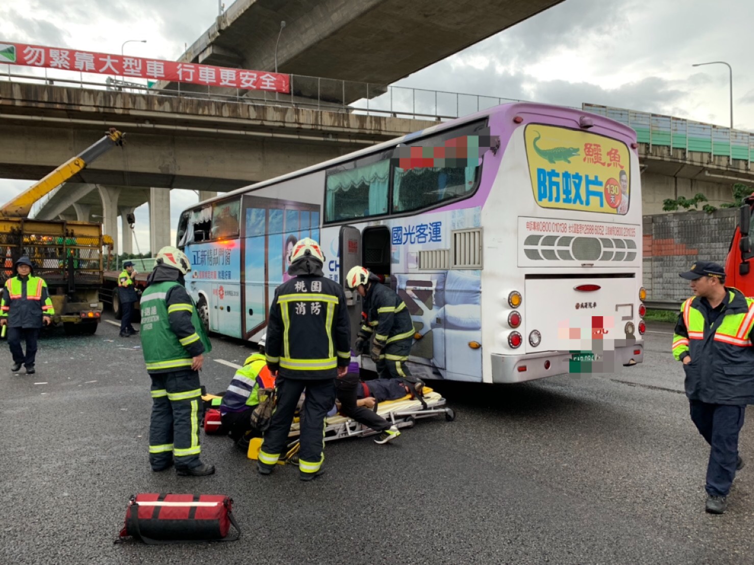 國道南下路段今天下午發生重大事故,造成1死8傷。(翻攝畫面)
