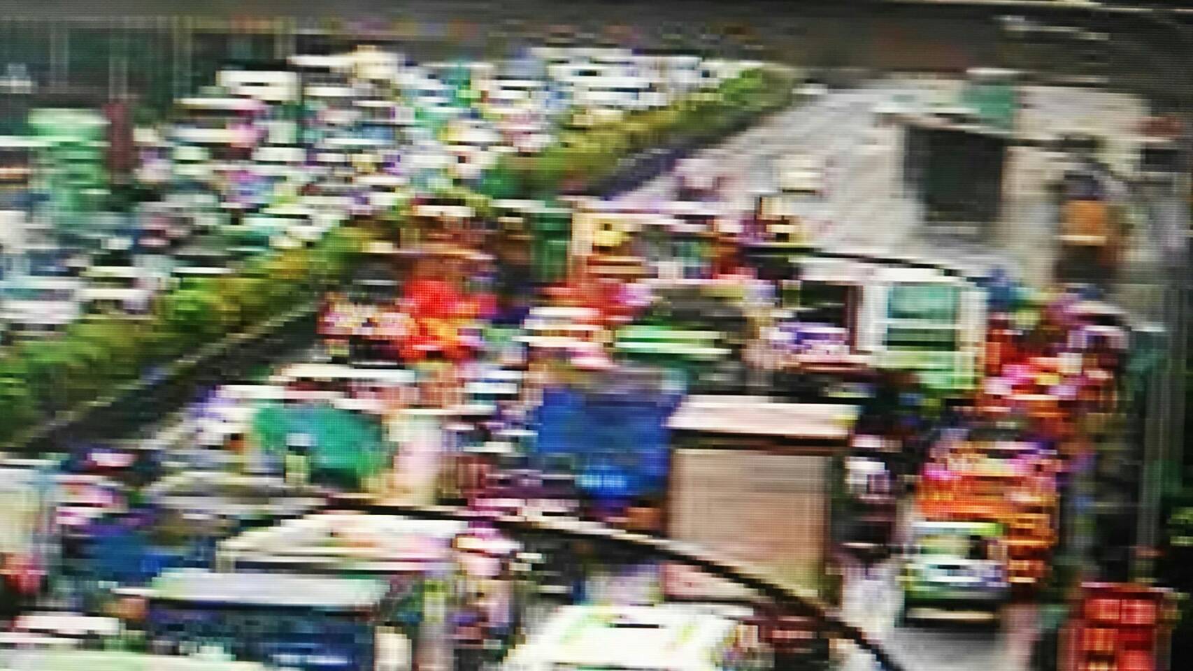 國道南下路段今天下午發生重大事故,造成1死8傷。(翻攝畫面)