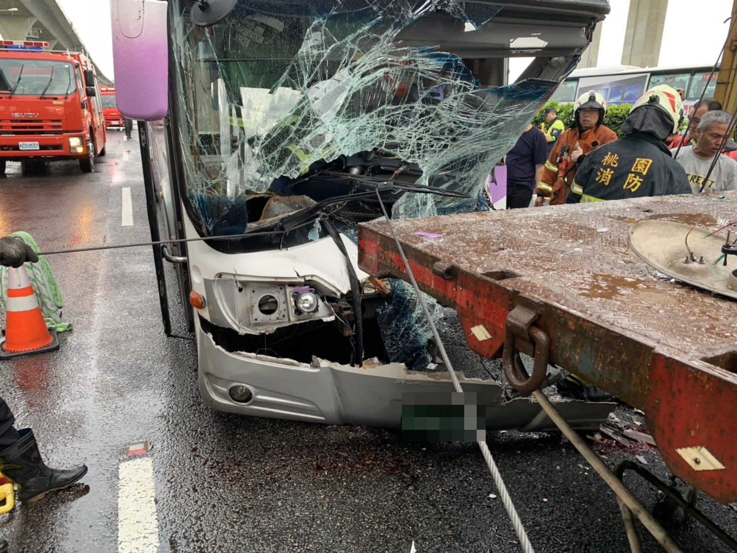 國道南下路段今天下午發生重大事故，造成1死8傷。（翻攝畫面）