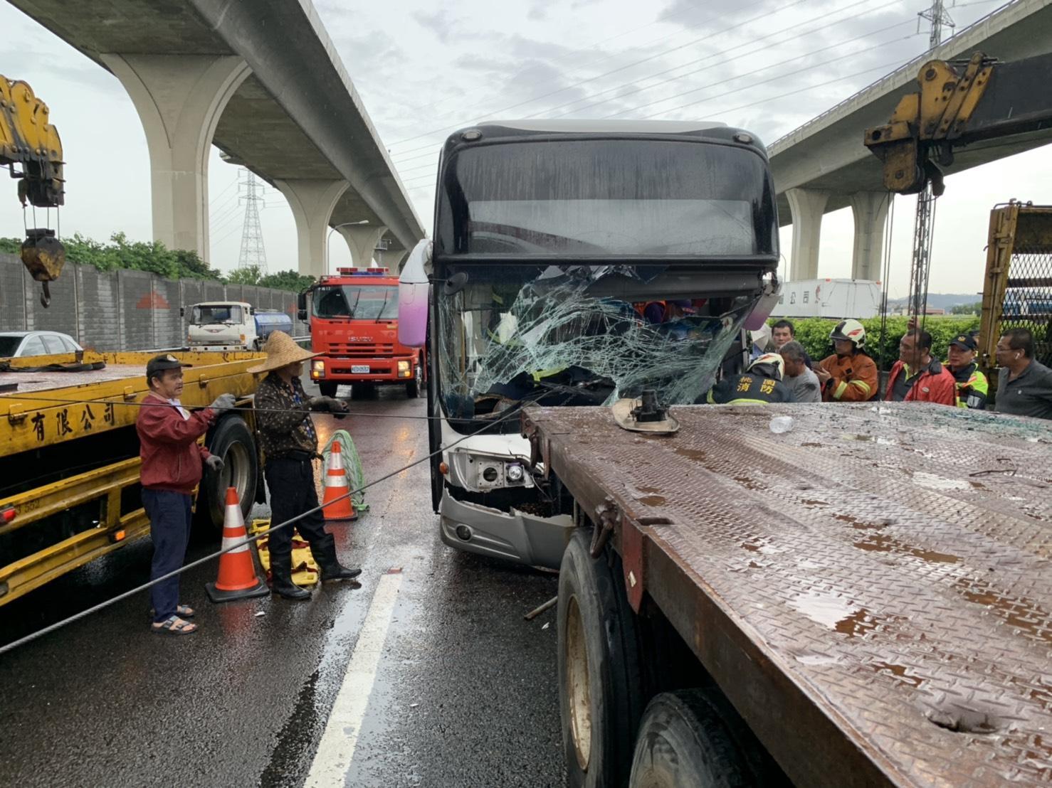 國道南下路段今天下午發生重大事故，造成1死8傷。（翻攝畫面）