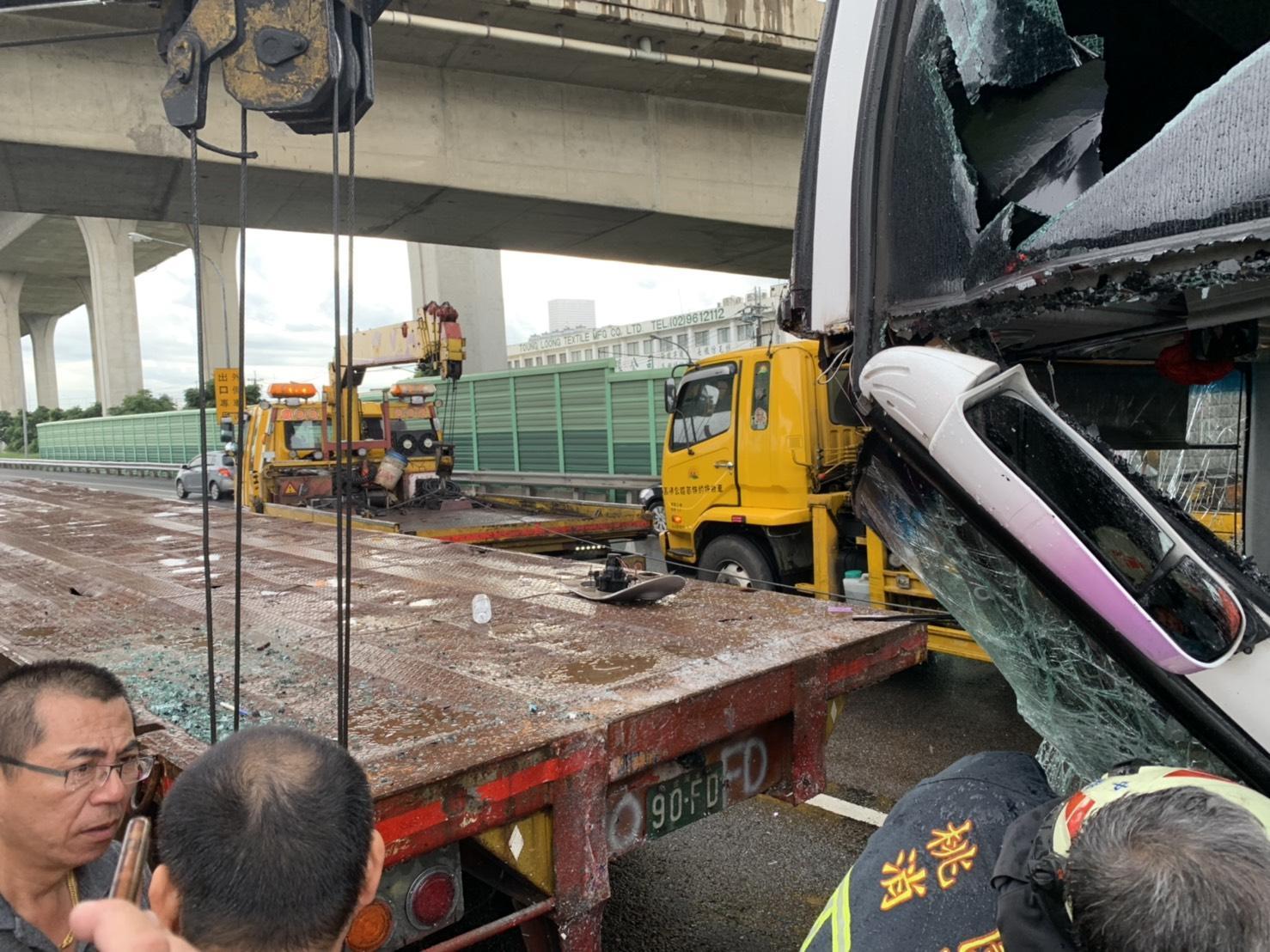 國道南下路段今天下午發生重大事故，造成1死8傷。（翻攝畫面）