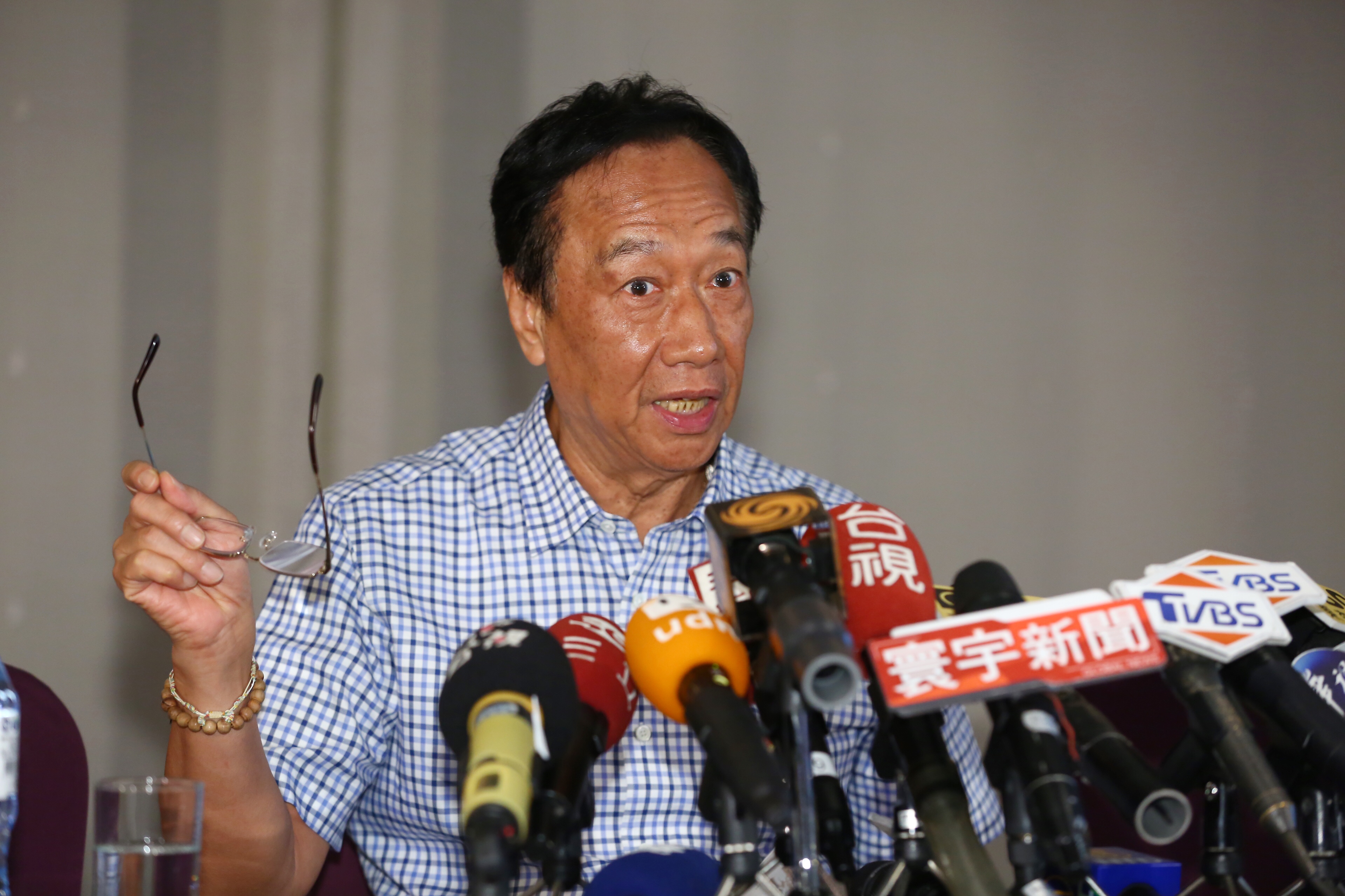 國民黨要求參加總統初選人簽署「參選同志公約」,郭嗆現階段不簽。