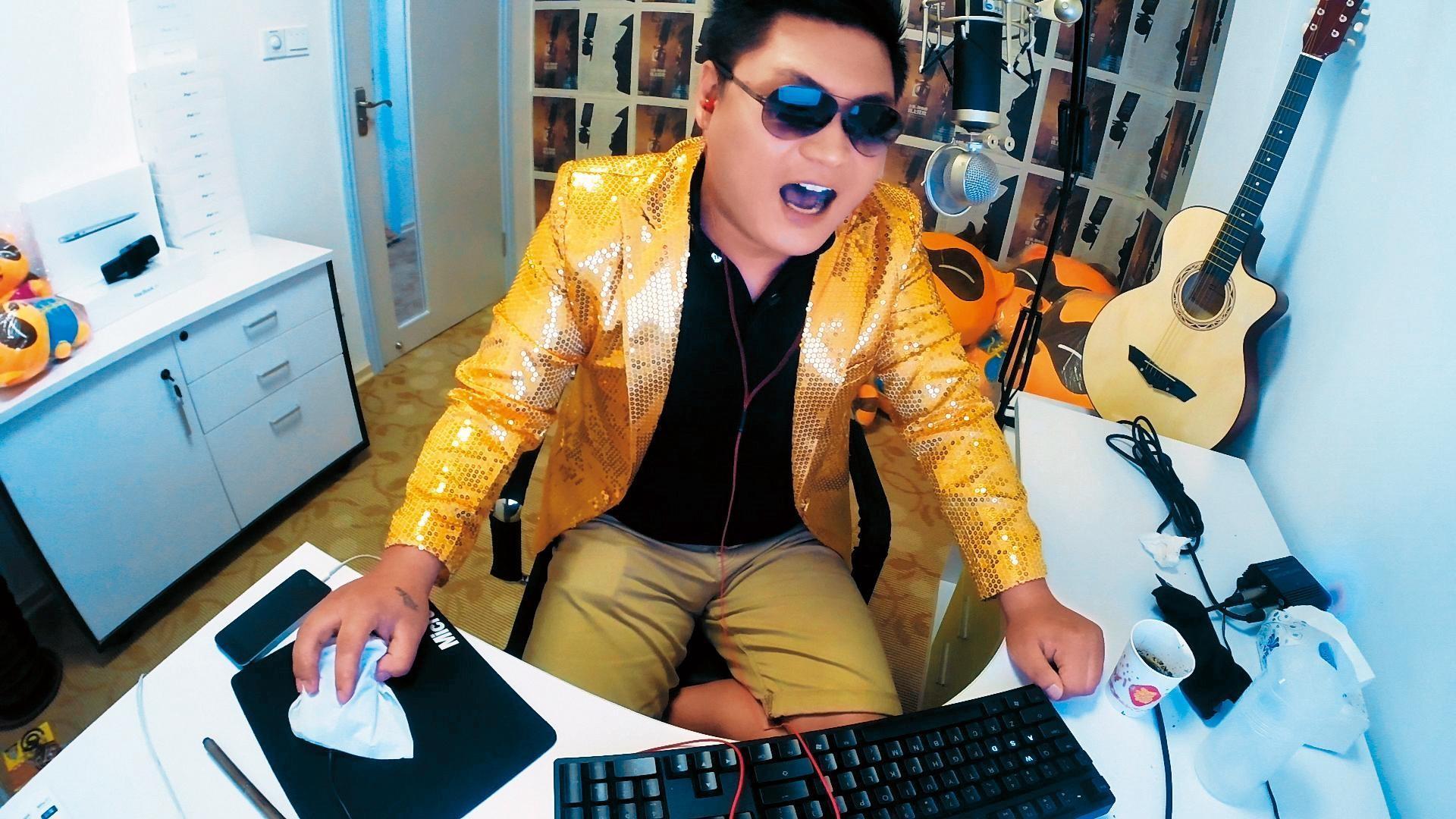 老李從保全轉行當直播主,靠著好口才和高人氣創造豐厚收入,成為屌絲心目中逆轉勝的代表。(城市遊牧影展提供)