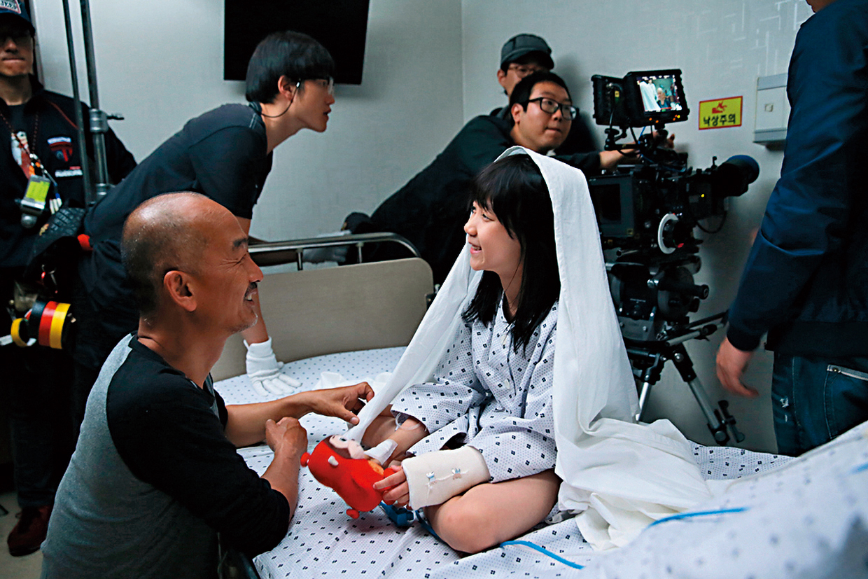 《希望：為愛重生》拍攝時導演李濬益細心向童星李蕊講解劇情。片子上映後促使媒體發現趙斗淳量刑太輕，並公布其照片。（翻攝自Naver）
