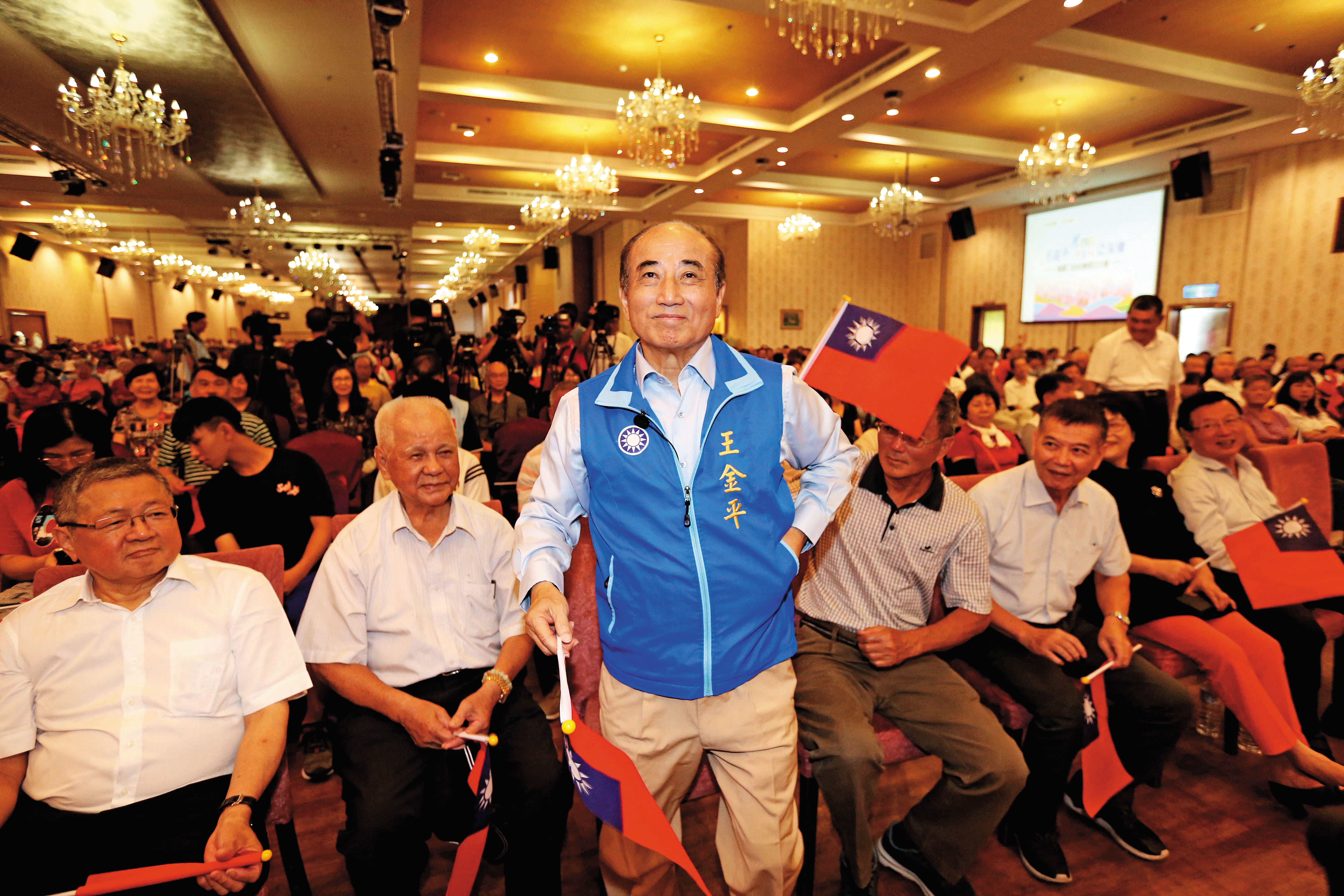 王金平政壇打滾近半世紀，經歷無數危機，卻都安然無恙全身而退，連退出總統初選，下場身影都受追捧。