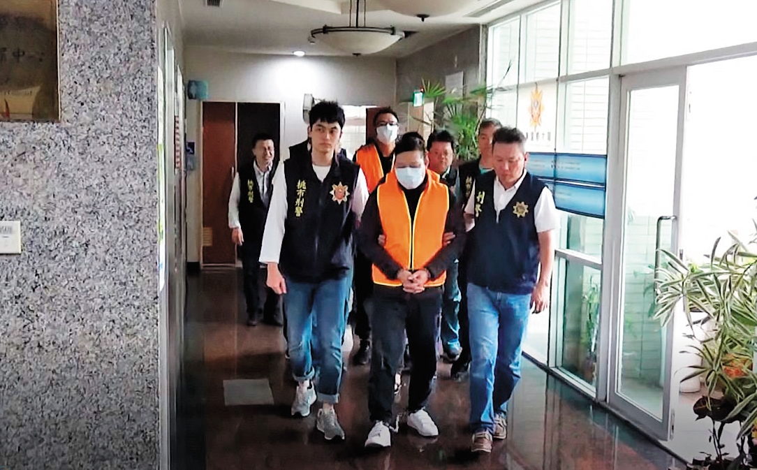 檢警破獲以簡漢武（前中）為首的暴力討債集團，該集團自稱是日本山口組台灣分會。（翻攝畫面）