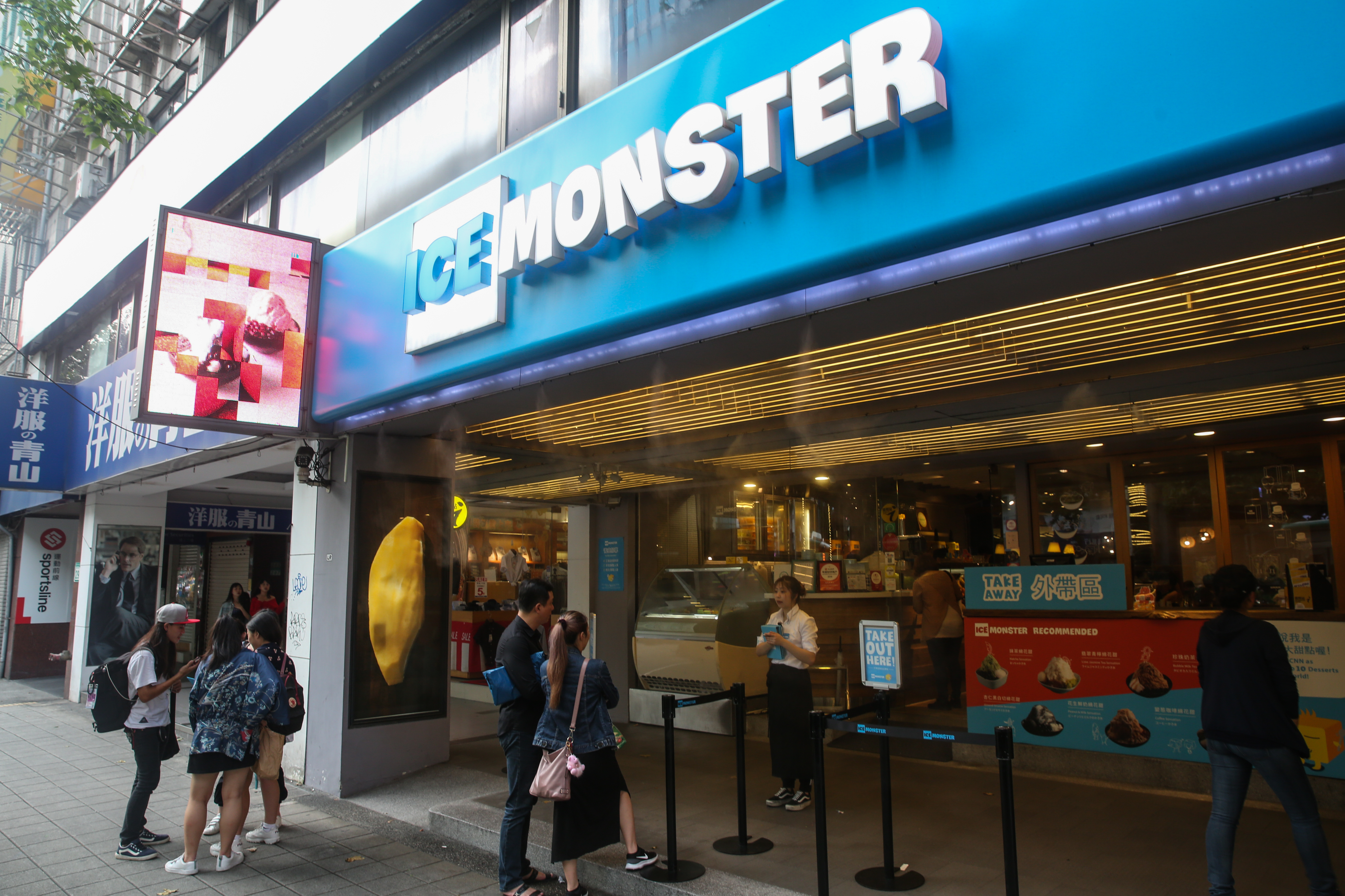 2012年底台北市忠孝東路旗艦店開幕，羅駿樺更名為「ICE MONSTER」。