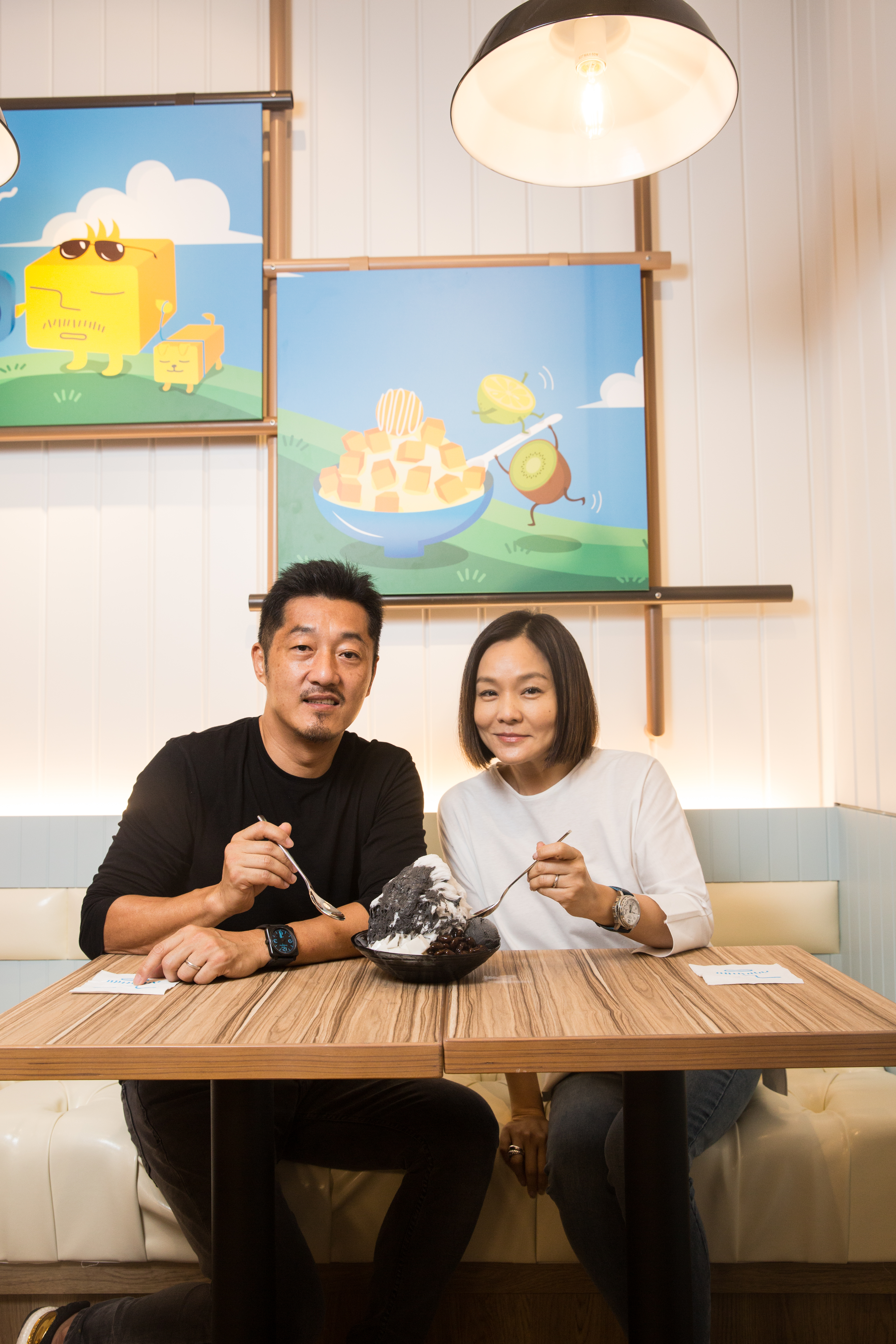 羅駿樺（左）人生最低潮時，現任妻子洪嘉珮（中）始終未放棄拉他一把。