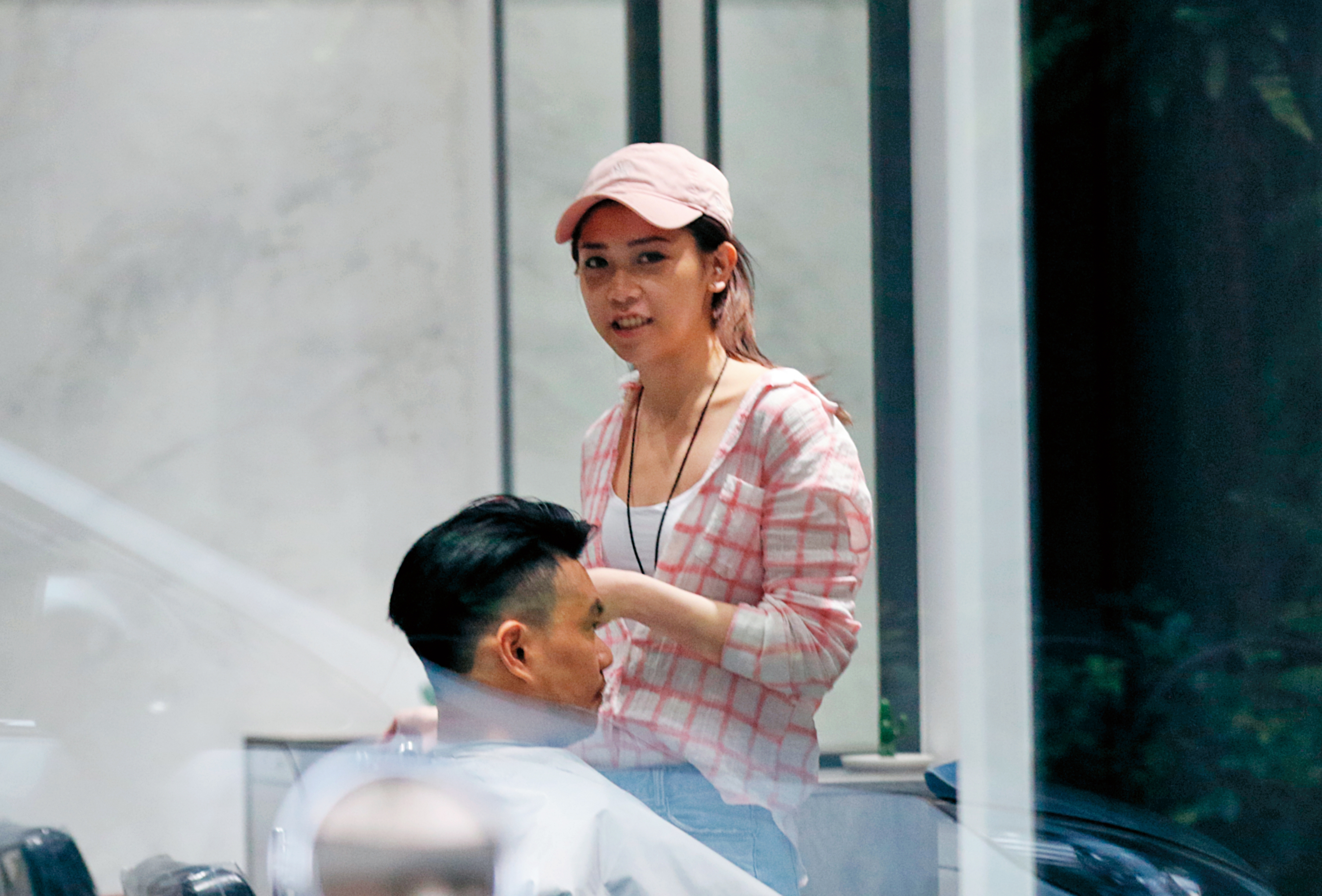 邱于玹是美髮師，每天在台北市光復南路附近的工作室幫人剪髮。