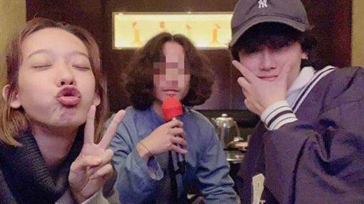 孟耿如與弟弟（中）感情好，模樣相當神似，曾說對方是「男版孟耿如」，多次曬出合照。（翻攝自網路）