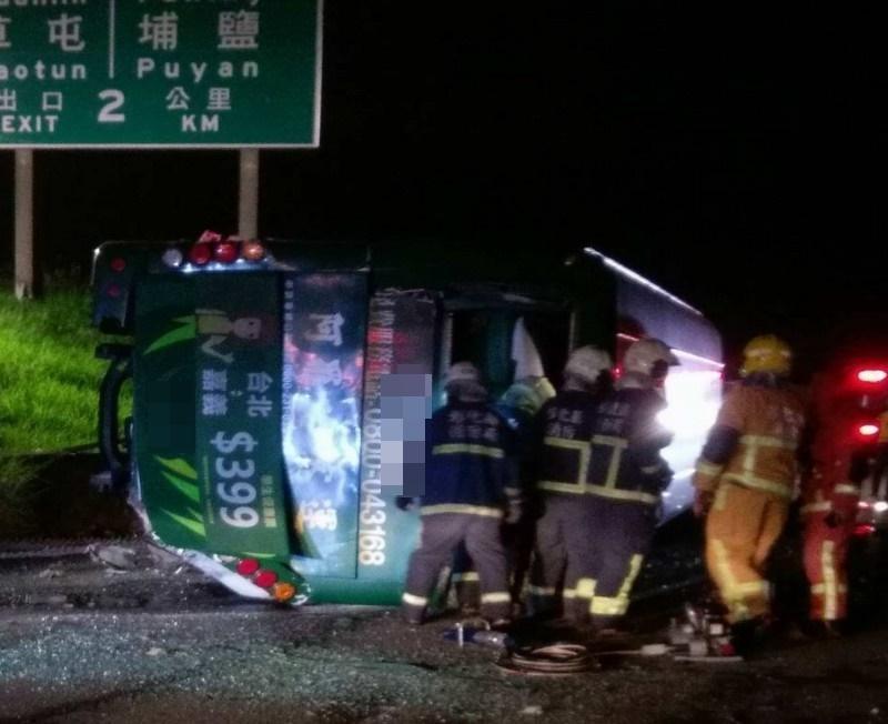 國道客運阿羅哈疑似因駕駛精神不濟，衝撞護欄墜下平面道路，造成3死13傷悲劇。（翻攝畫面）