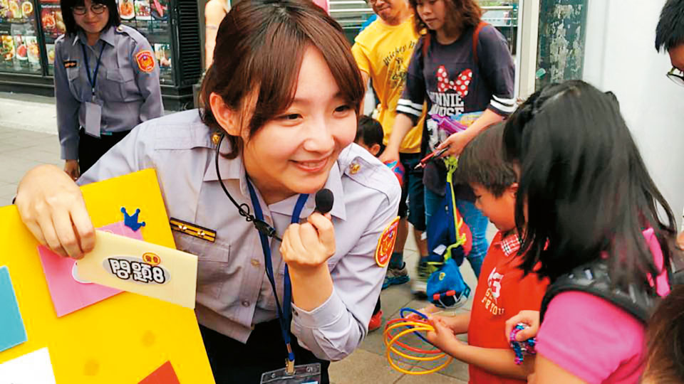 小敏爸爸找議員協助向台北市警婦幼隊報案。圖為婦幼隊女警與民眾互動。（翻攝台北市婦幼隊臉書）