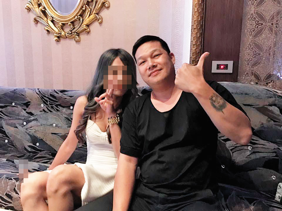 簡漢武(右)臉書放著與辣妹的合照,看似生活優渥,但討債狀況「成效不彰」。(翻攝簡漢武臉書)