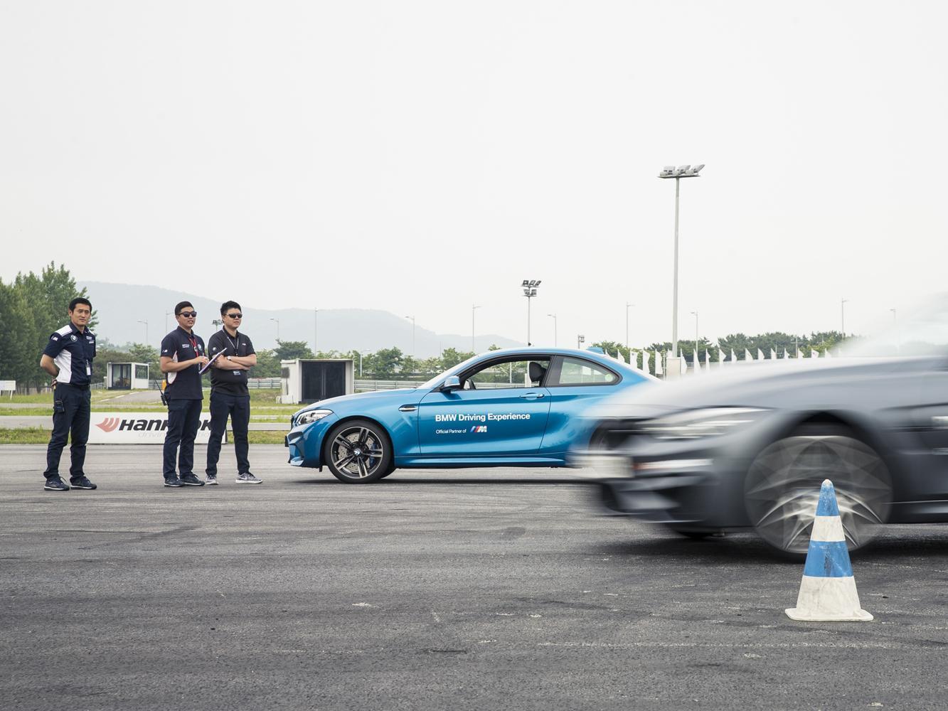 馬路上不是只有Porsche、BMW。所有汽車品牌都該舉辦安駕課程，賣得越多，越是需要，我立馬想到的就是Toyota。
