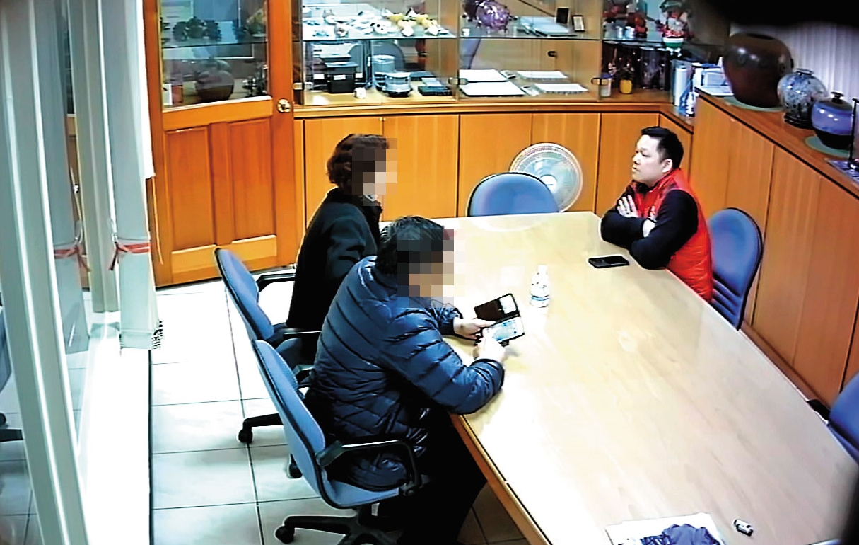 桃園平鎮一間塑膠公司因廠房擴建與包商發生糾紛，簡漢武（右）自稱是包商股東上門「協調」，但被害人之前根本沒看過他。（翻攝畫面）