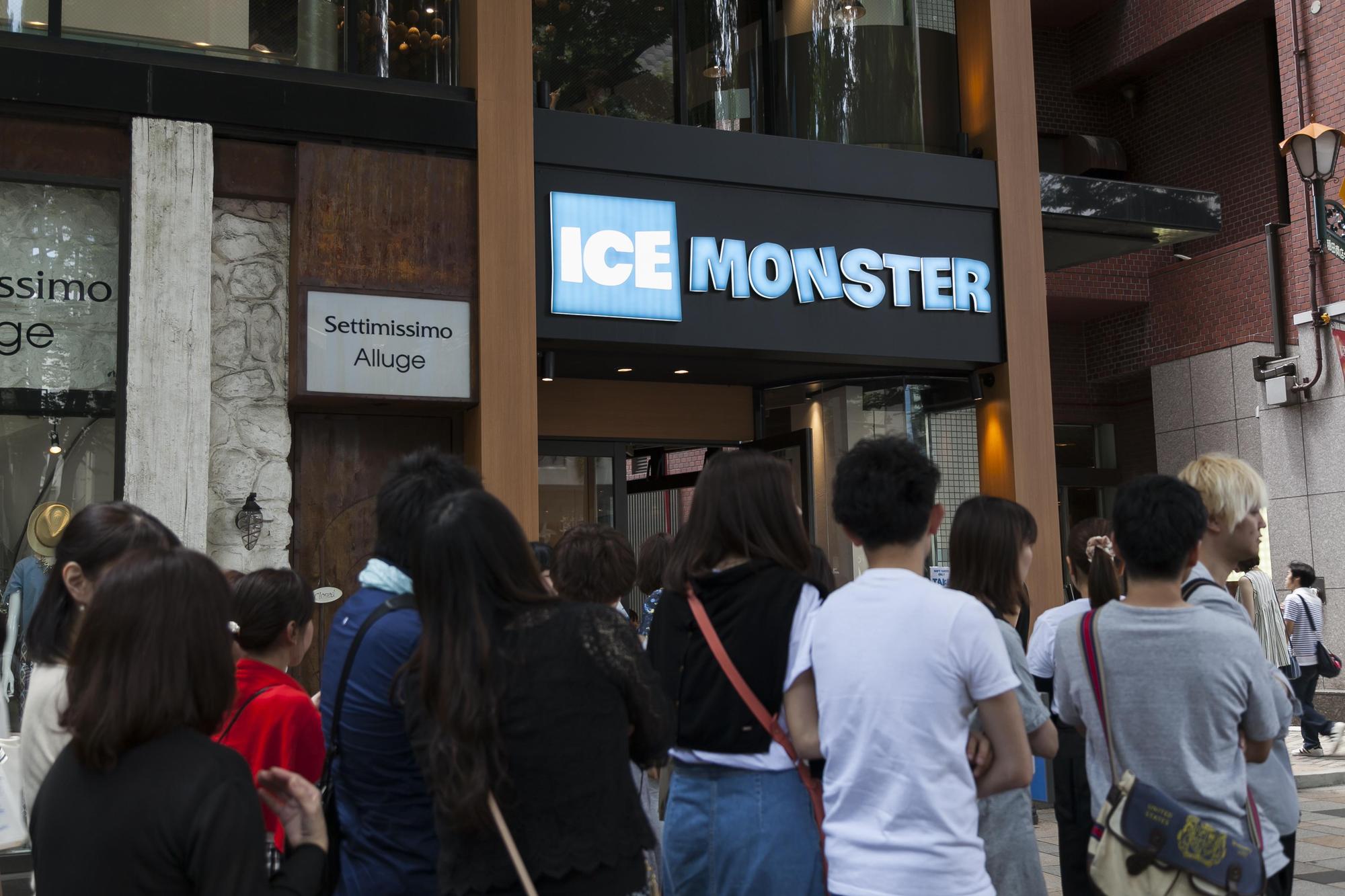 「ICE MONSTER」日本表參道店2015年開幕，吸引排隊人潮。（東方IC）