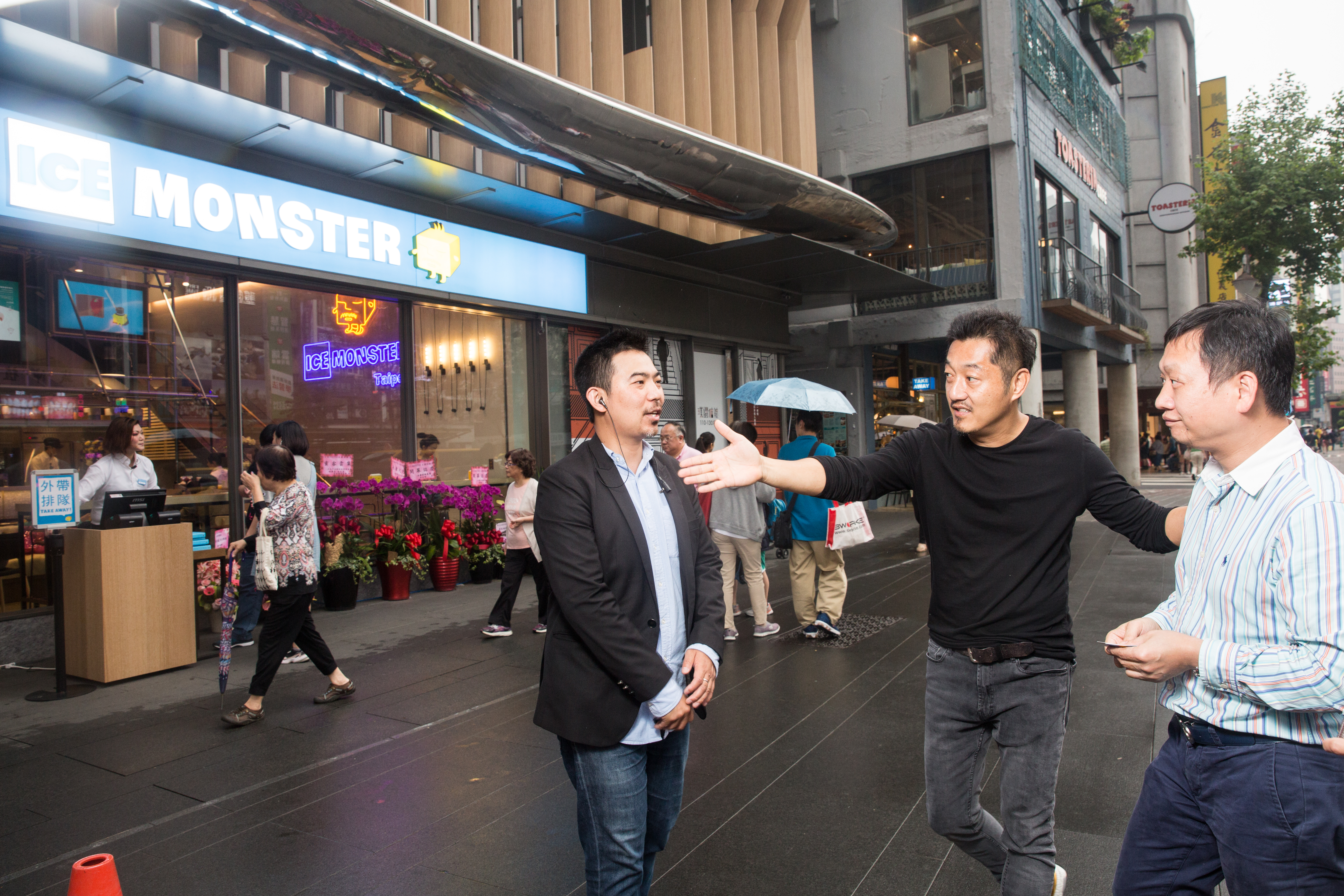 ICE MONSTER永康店開幕，羅駿樺（中）親自招呼客人。