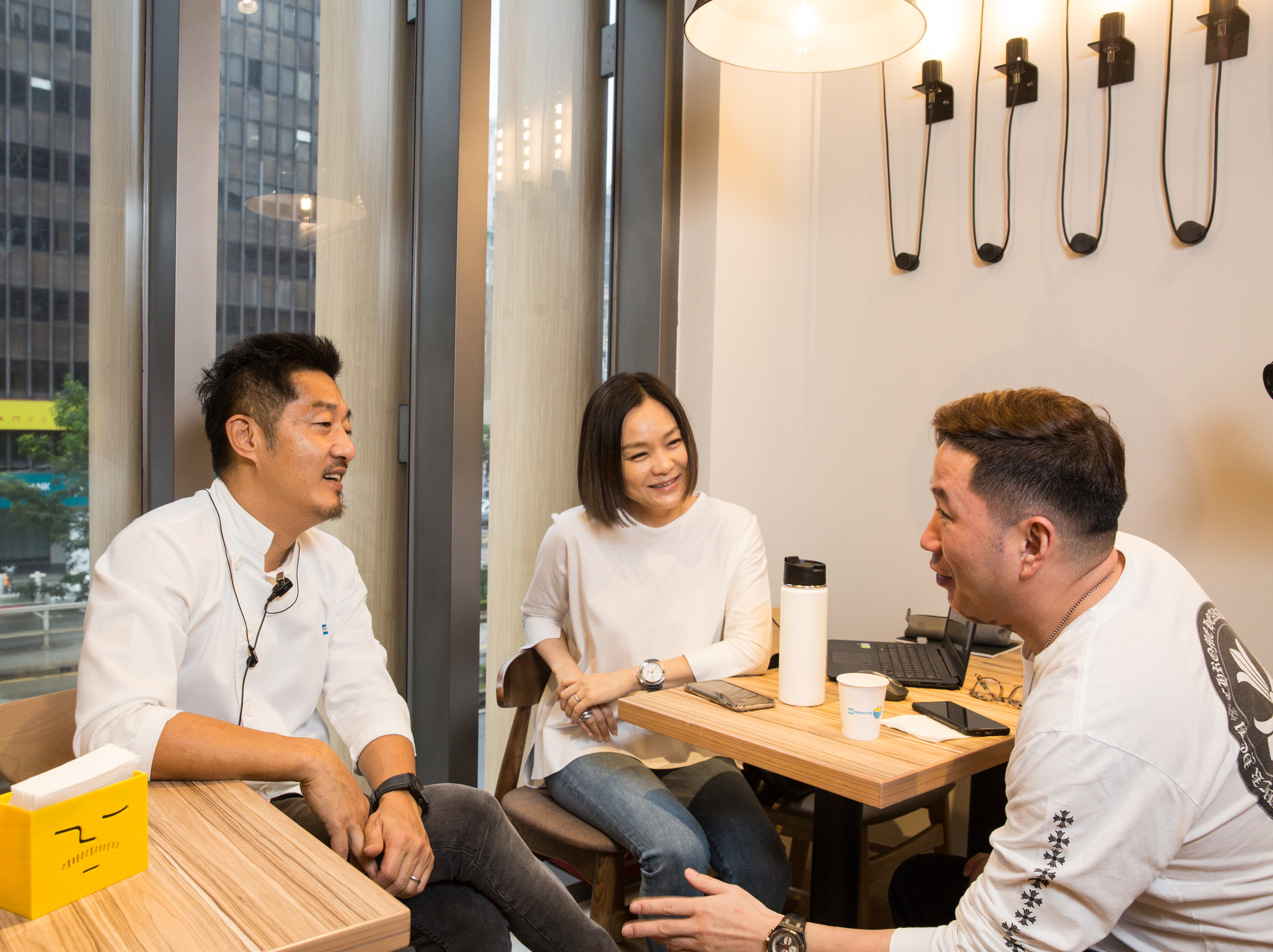 羅駿樺（左）重返永康商圈開店，現任妻子洪嘉珮（中）是幕後最大推手。