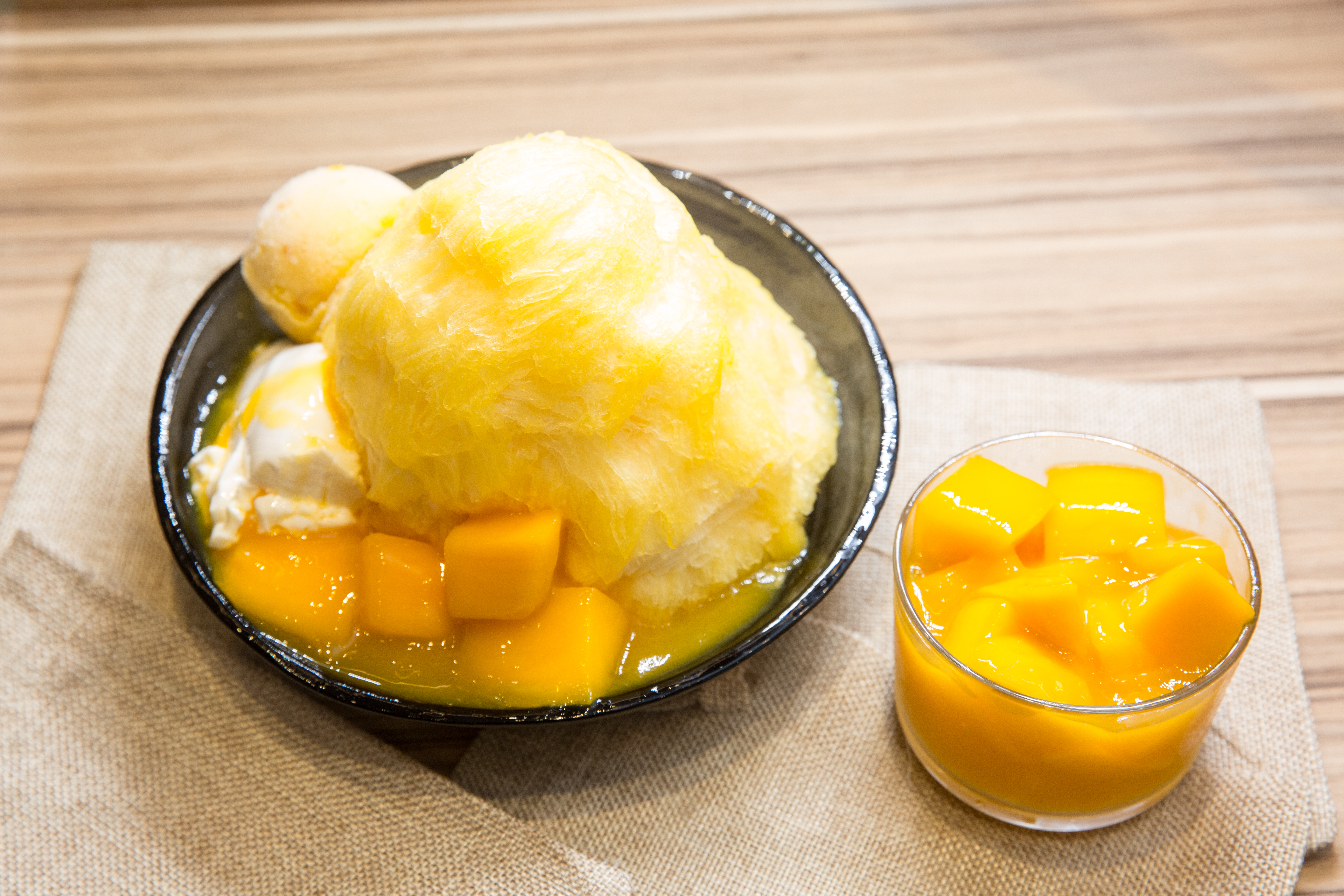 ICE MONSTER的「新鮮芒果綿花甜」，主打15顆新鮮芒果製成冰磚，搭配愛文芒果雪酪、手工奶酪與芒果醬汁，非芒果產季時，會換成其他水果替代。（250元）